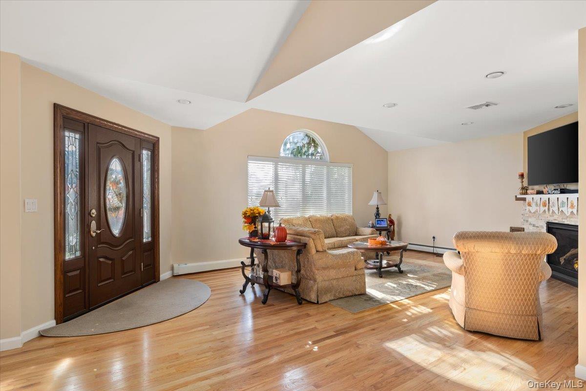 #7 photo, 194 Newark Street, Lindenhurst , NY 11757