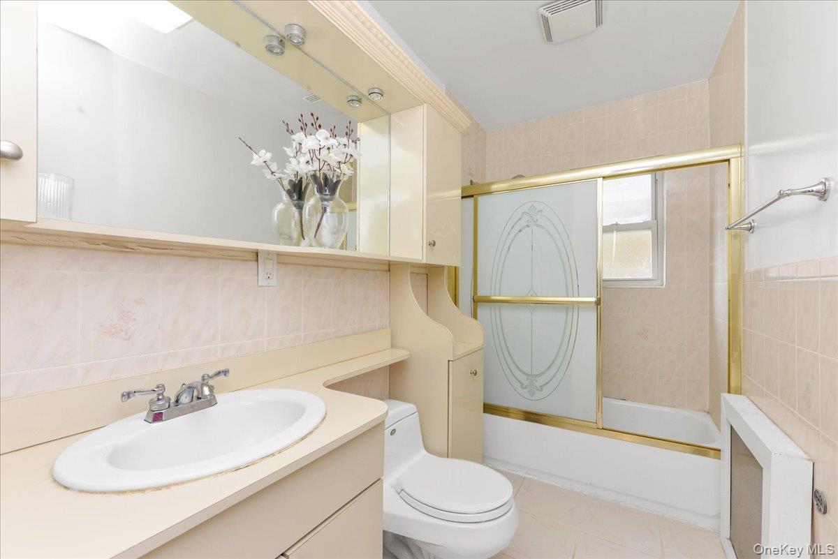 #11 photo, 195-31 39 Avenue, Flushing , NY 11358