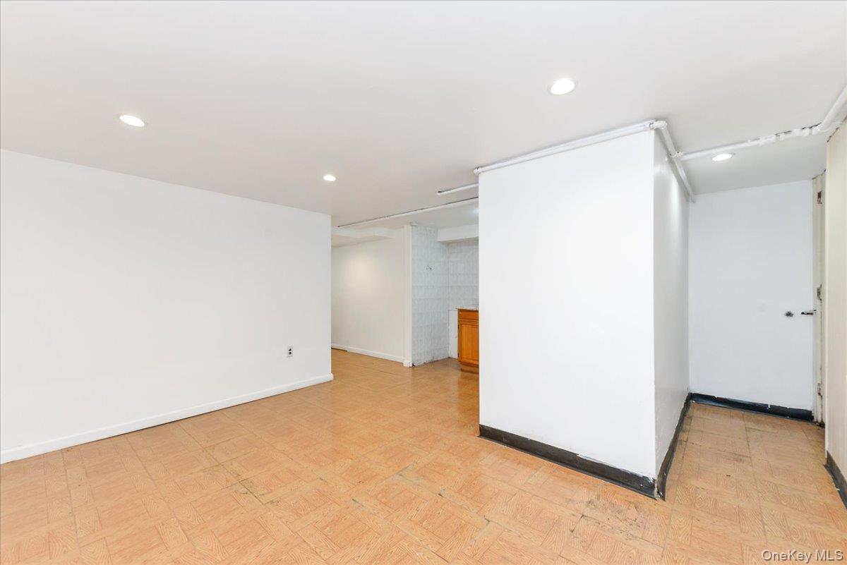 #16 photo, 195-31 39 Avenue, Flushing , NY 11358