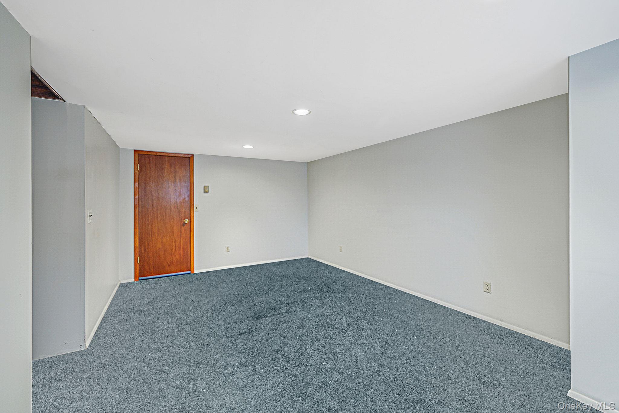 #11 photo, 31 Cabin Lane, East Setauket , NY 11733