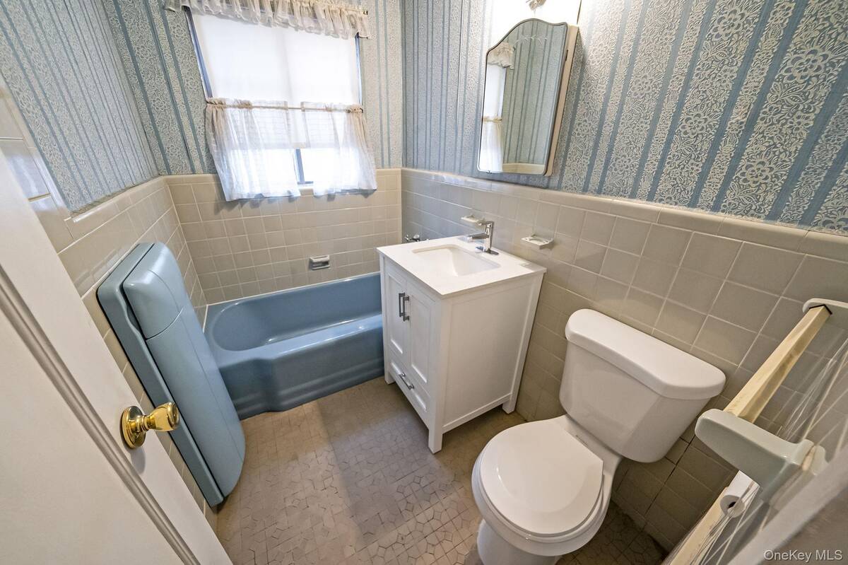 #21 photo, 23106 Union Turnpike, Bellerose Manor , NY 11427