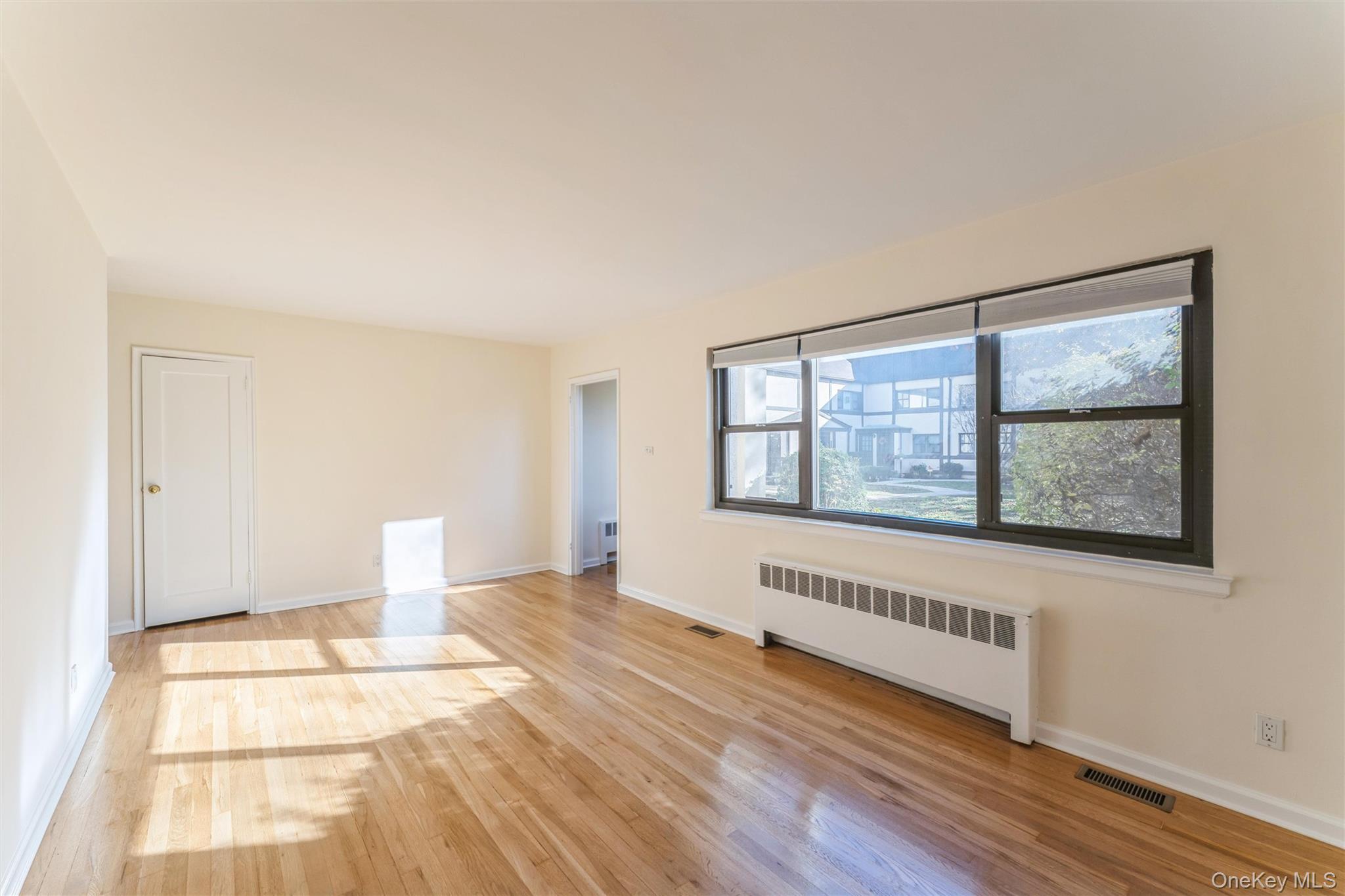 #8 photo, 123 15th Street, Garden City , NY 11530