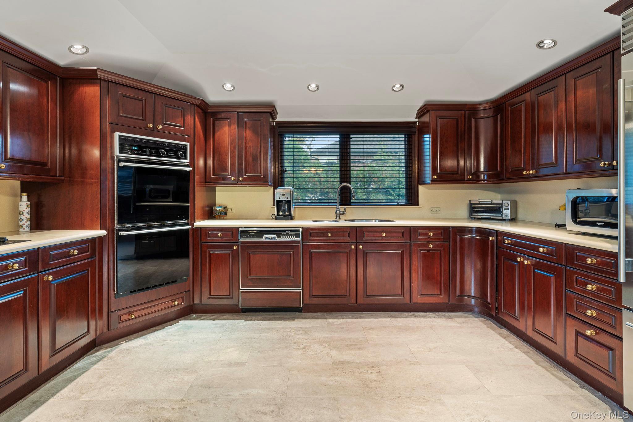 #15 photo, 158 Old Courthouse Road, Manhasset Hills , NY 11040