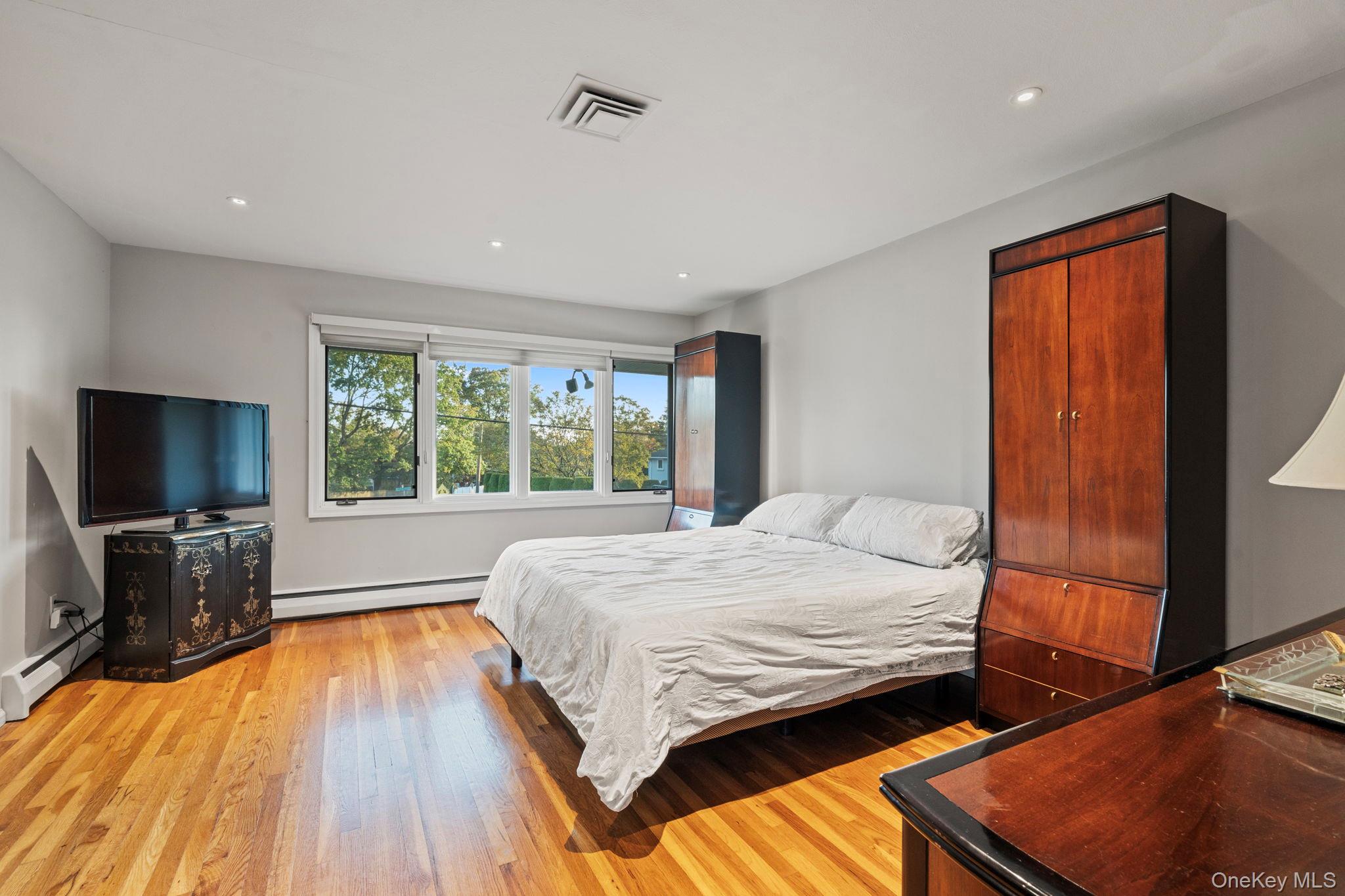 #19 photo, 158 Old Courthouse Road, Manhasset Hills , NY 11040