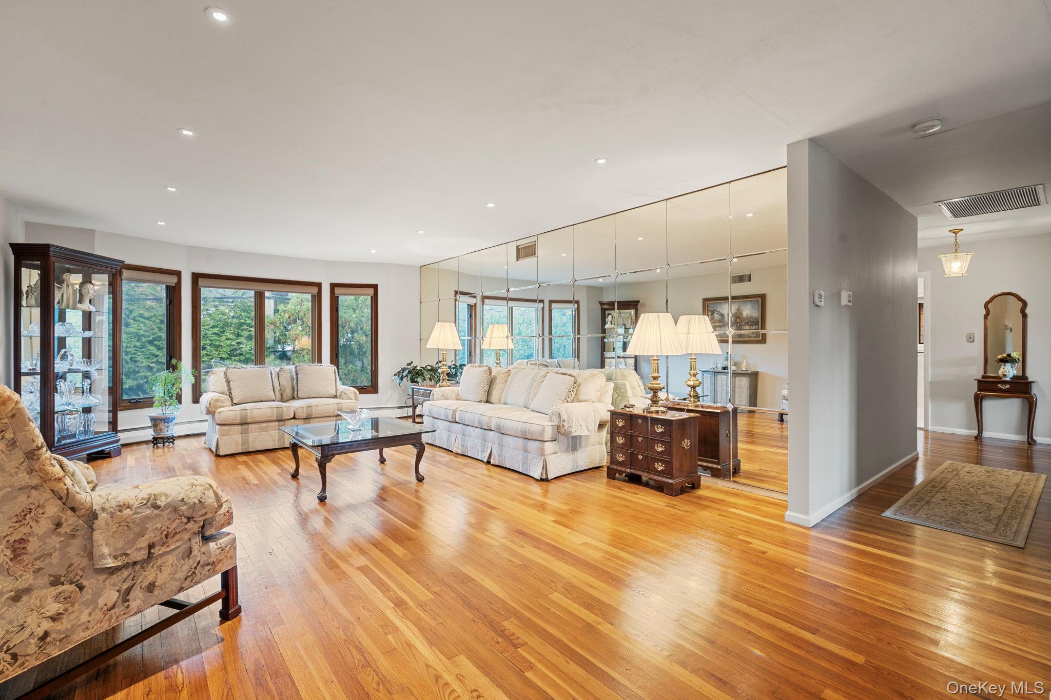 #6 photo, 158 Old Courthouse Road, Manhasset Hills , NY 11040