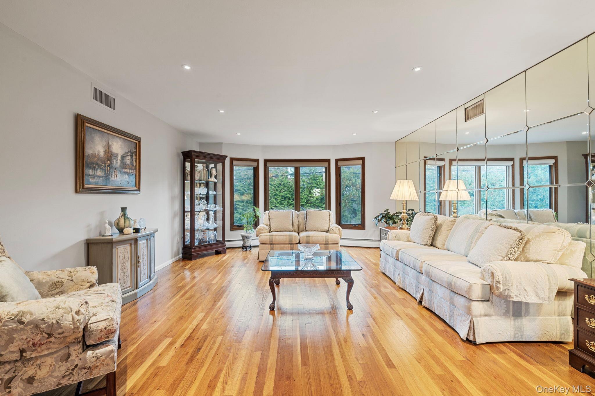 #7 photo, 158 Old Courthouse Road, Manhasset Hills , NY 11040