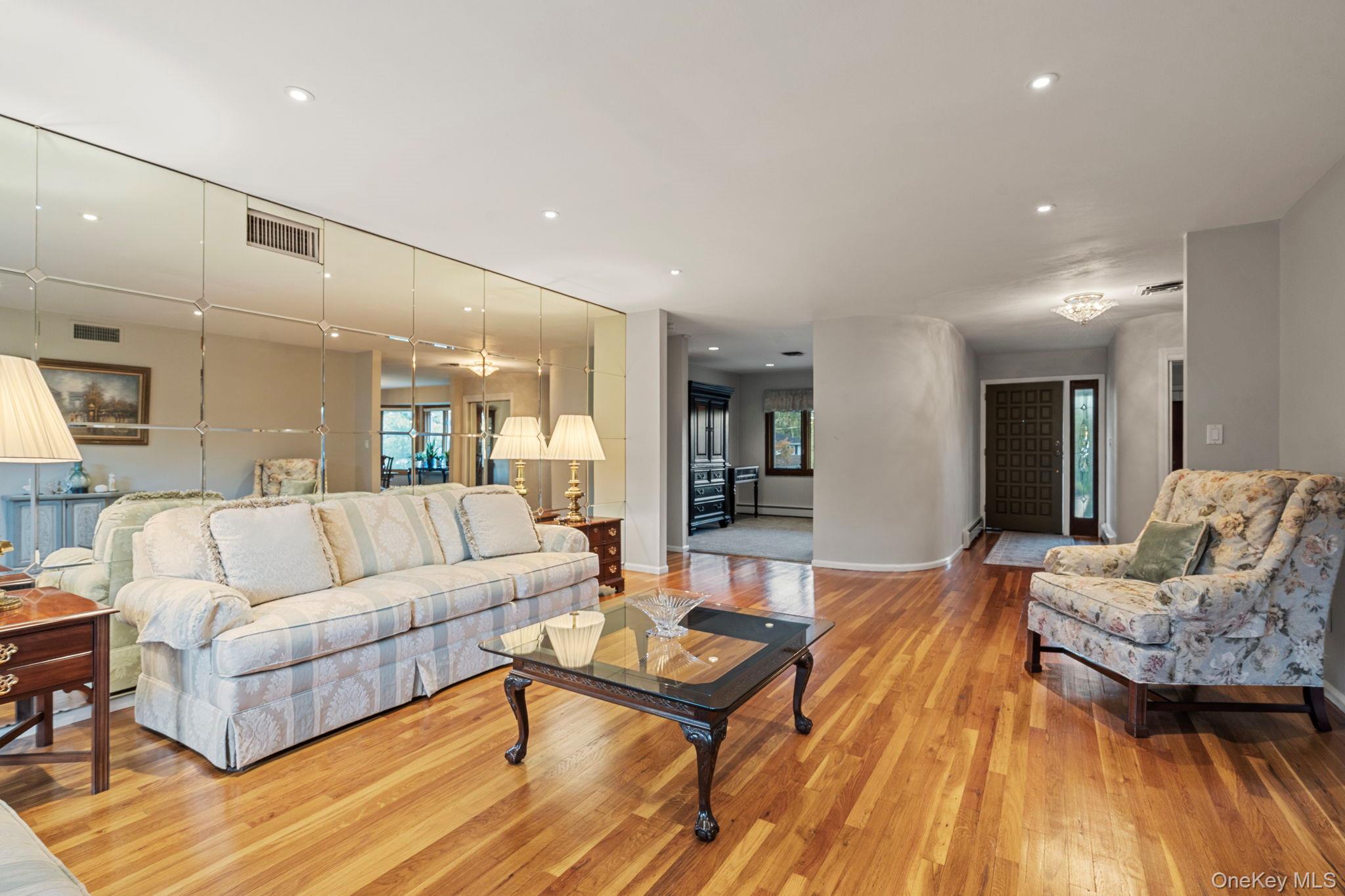 #8 photo, 158 Old Courthouse Road, Manhasset Hills , NY 11040