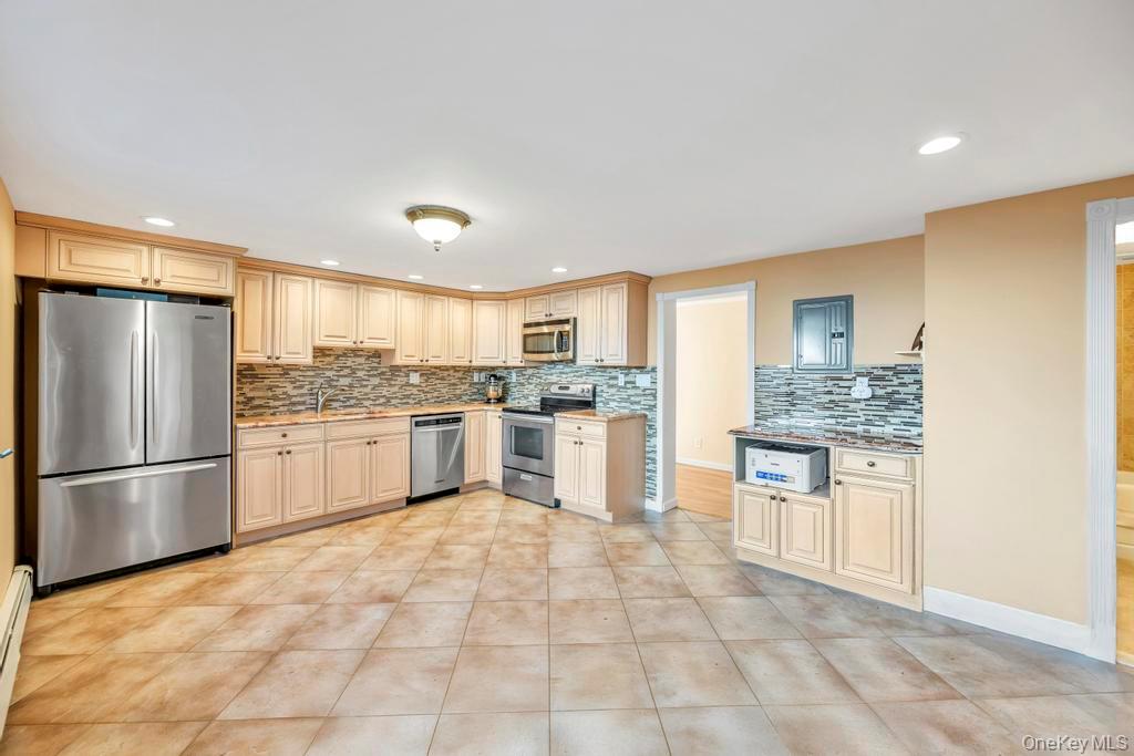 #17 photo, 44 Derby Avenue, سوفولك Greenlawn , NY 11740