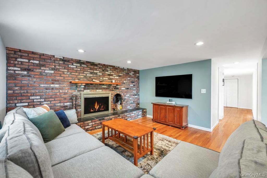 #19 photo, 44 Derby Avenue, سوفولك Greenlawn , NY 11740