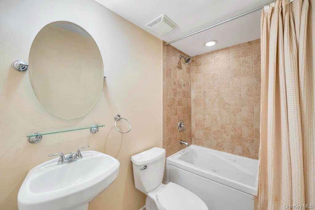 #20 photo, 44 Derby Avenue, سوفولك Greenlawn , NY 11740