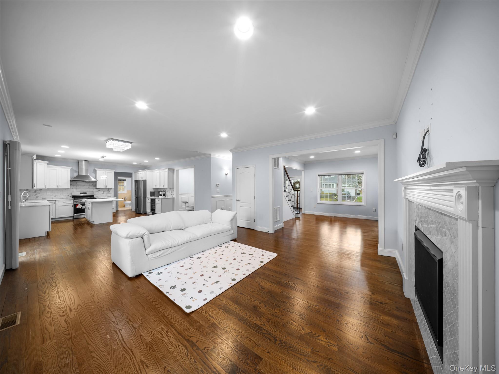 #14 photo, 22 Preston Lane, Syosset , NY 11791