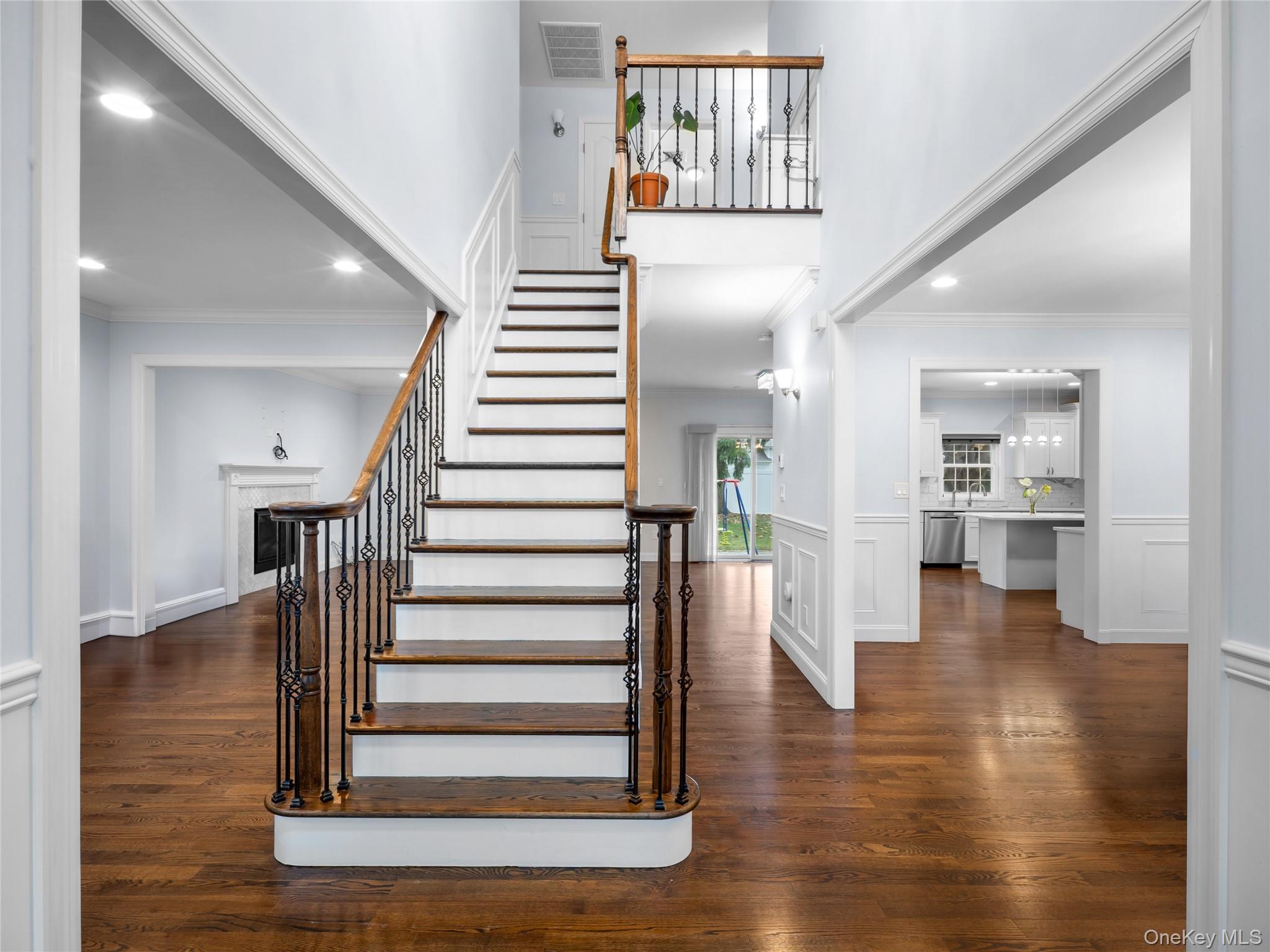 #19 photo, 22 Preston Lane, Syosset , NY 11791