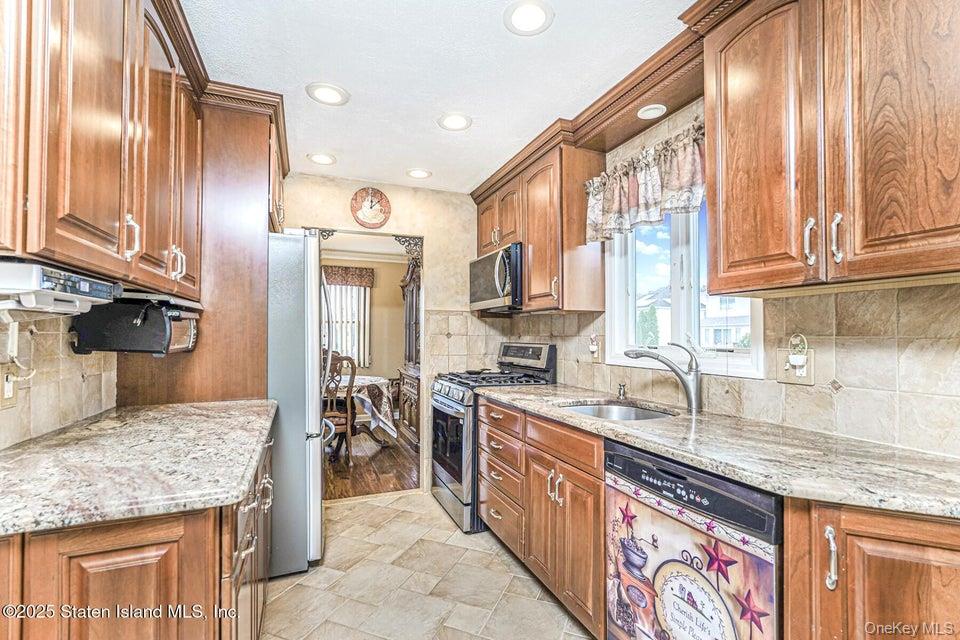 #8 photo, 35 Nutwood Court, Staten Island , NY 10308