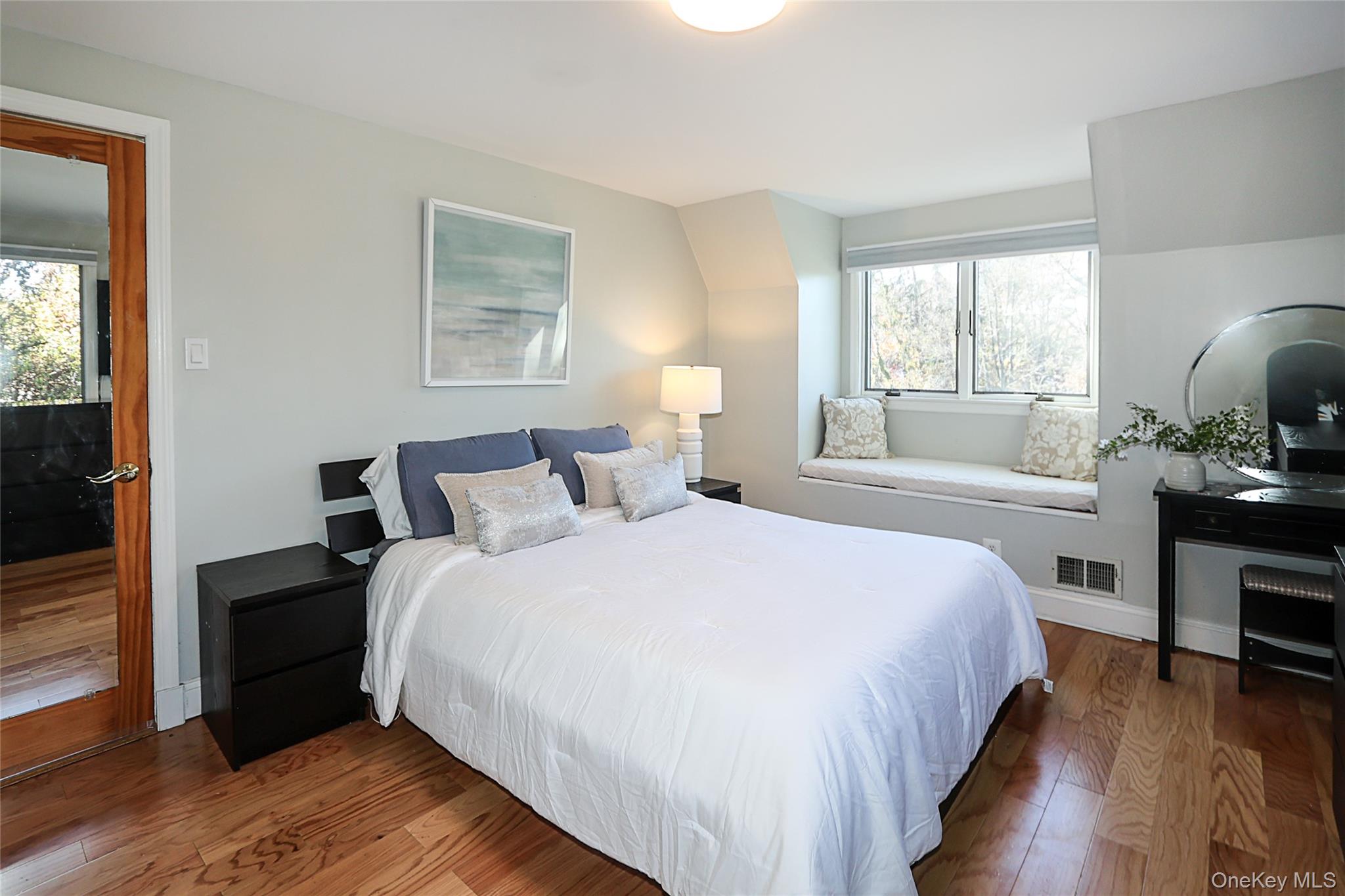 #13 photo, 174 Parkside Drive, Roslyn Heights , NY 11577