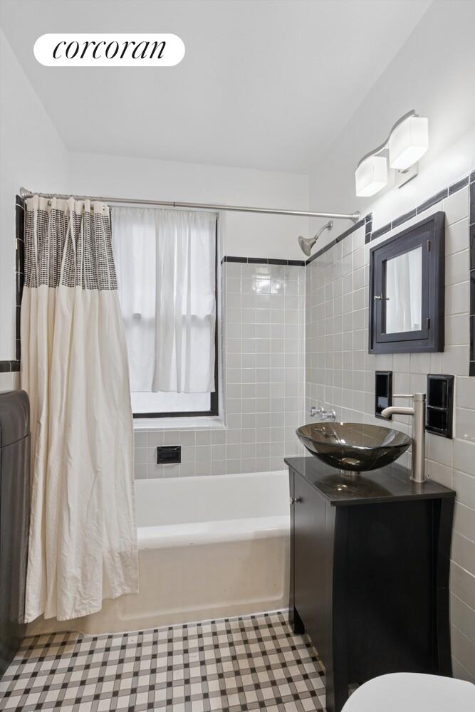 #10 photo, 69-40 YELLOWSTONE Boulevard, Forest Hills , NY 11375