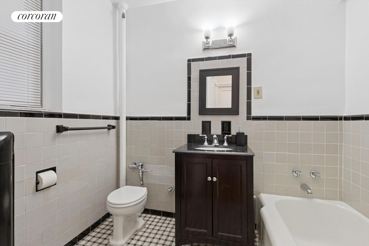 #11 photo, 69-40 YELLOWSTONE Boulevard, Forest Hills , NY 11375