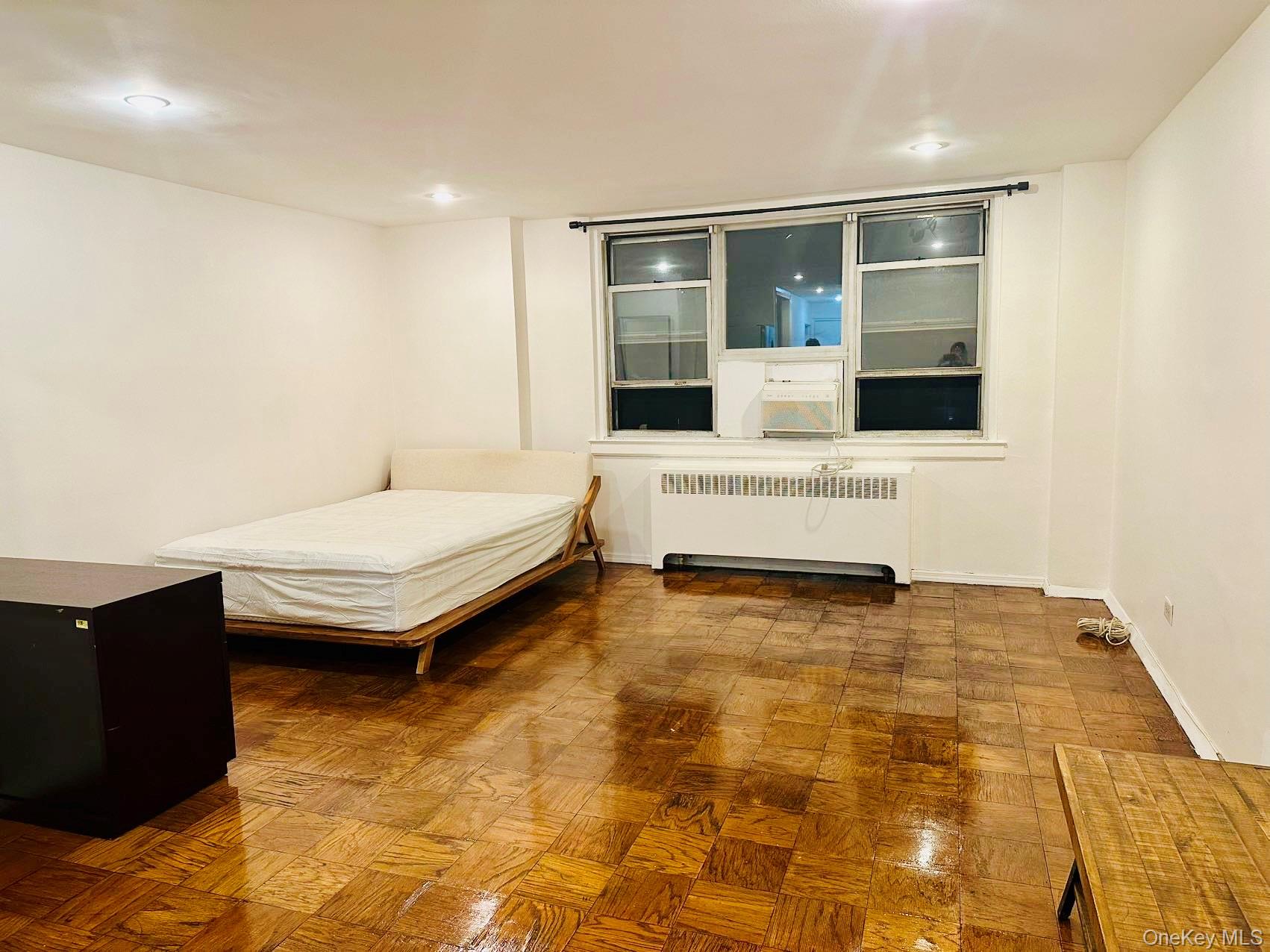 #12 photo, 240 E 35th Street, New York (Manhattan) , NY 10016