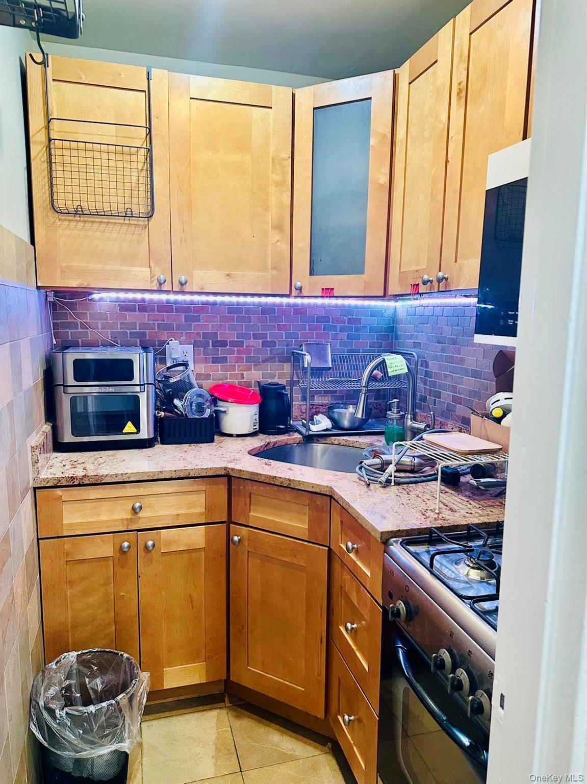 #7 photo, 240 E 35th Street, New York (Manhattan) , NY 10016