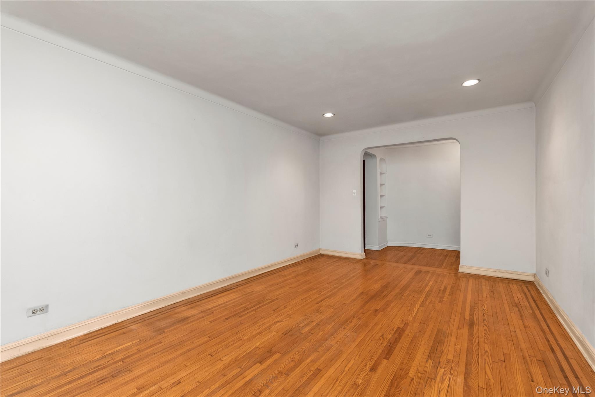 #12 photo, 76-12 35th Avenue, كوينز Jackson Heights , NY 11372