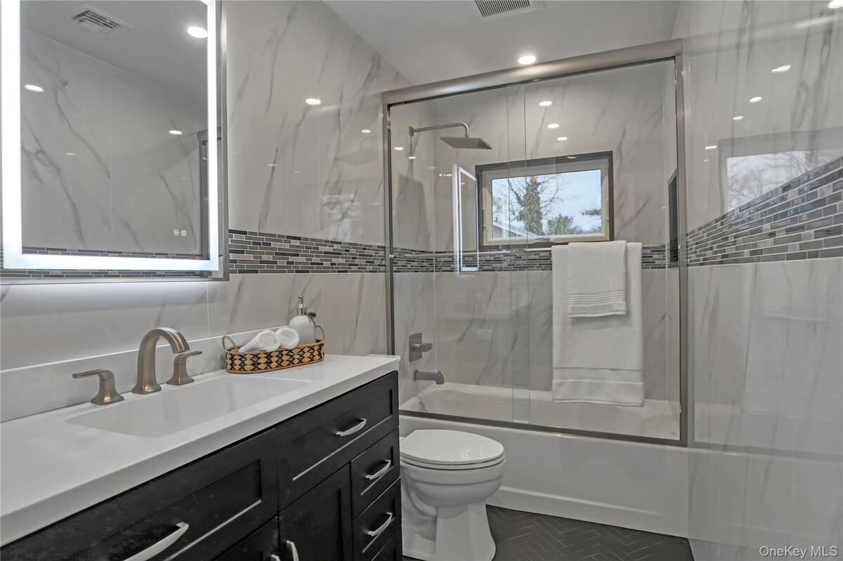 #14 photo, 9 Susan Lane, Dix Hills , NY 11746