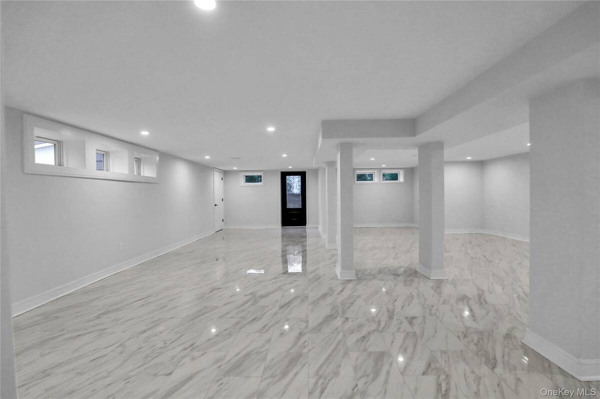 #16 photo, 9 Susan Lane, Dix Hills , NY 11746