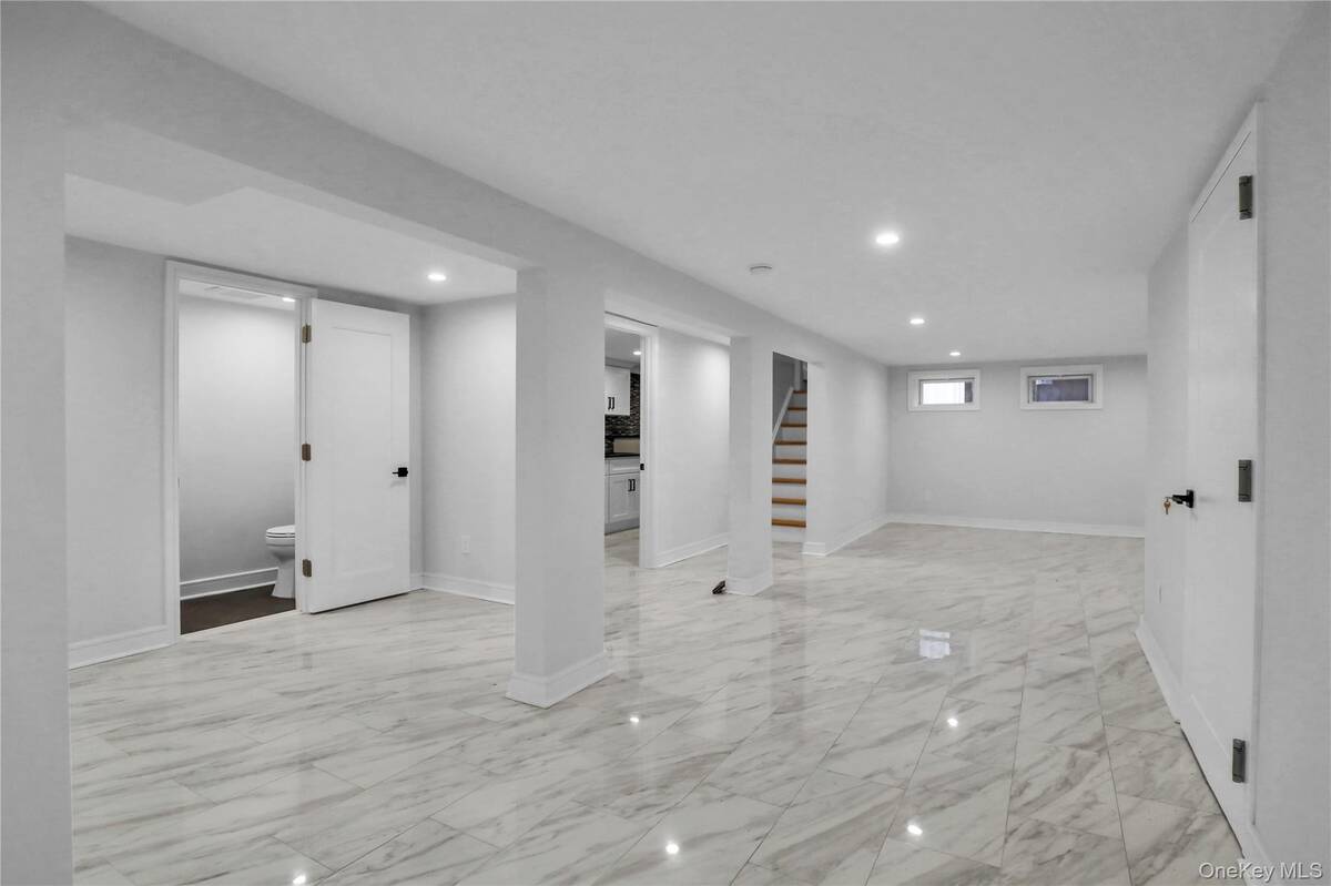 #18 photo, 9 Susan Lane, Dix Hills , NY 11746