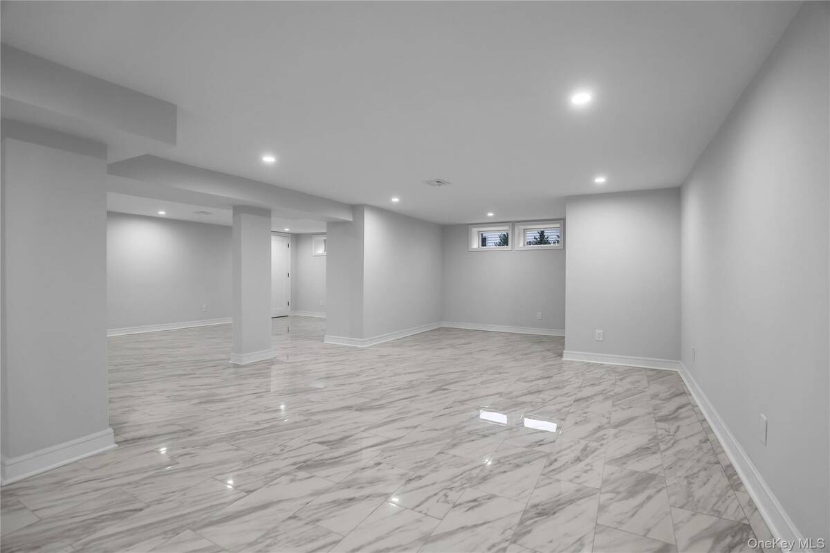 #19 photo, 9 Susan Lane, Dix Hills , NY 11746