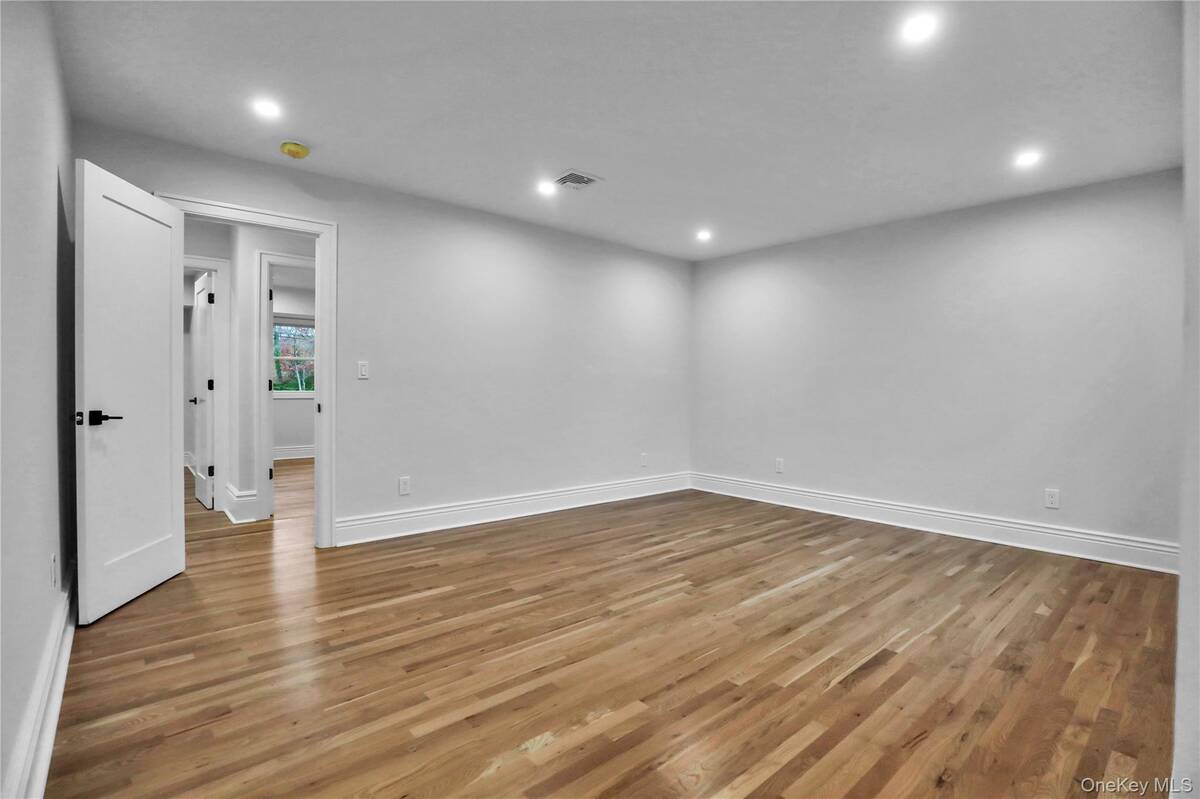 #8 photo, 9 Susan Lane, Dix Hills , NY 11746