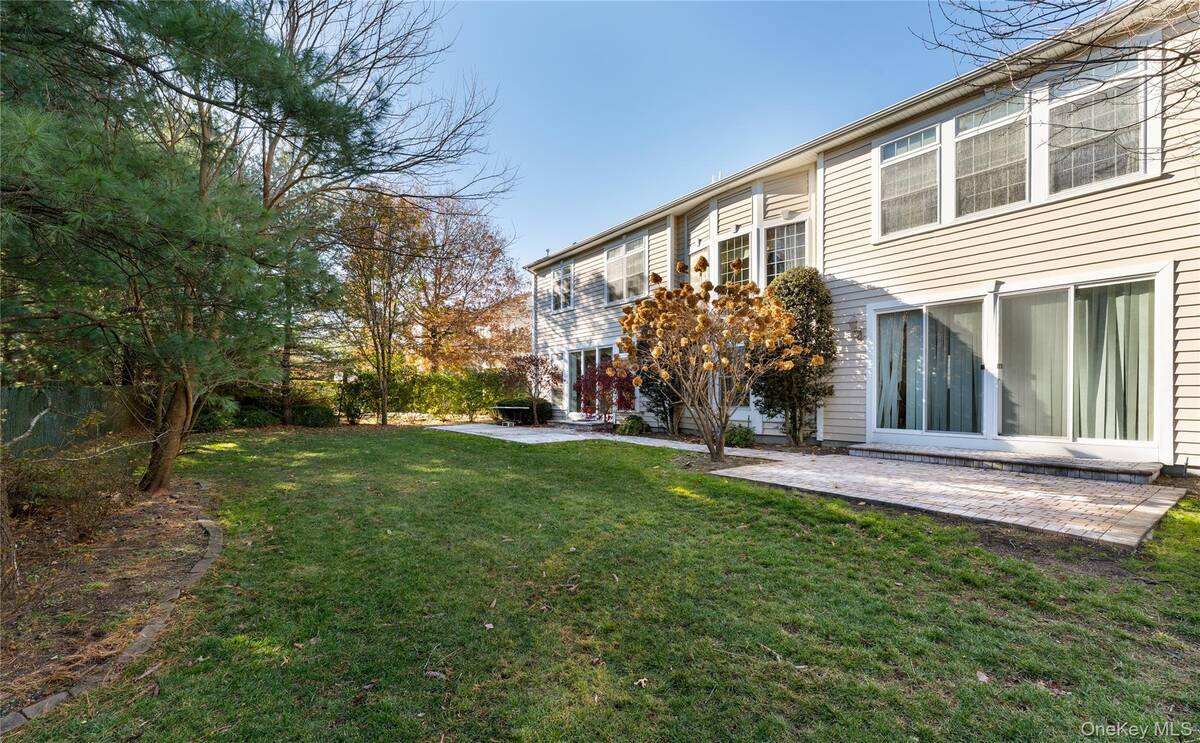 #4 photo, 19 Hamlet Woods Drive, Smithtown , NY 11780