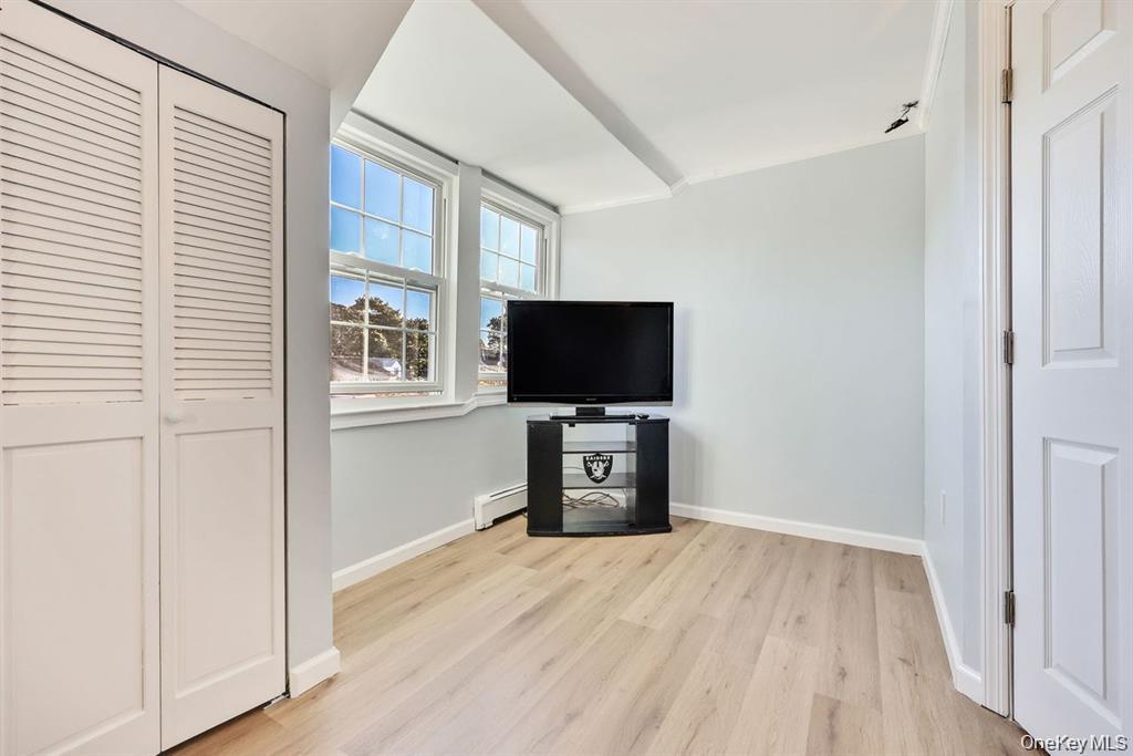 #19 photo, 17 Oxford Street, Malverne , NY 11565