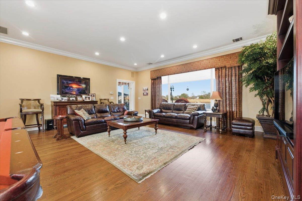 #8 photo, 165 Peninsula Drive, Babylon , NY 11702