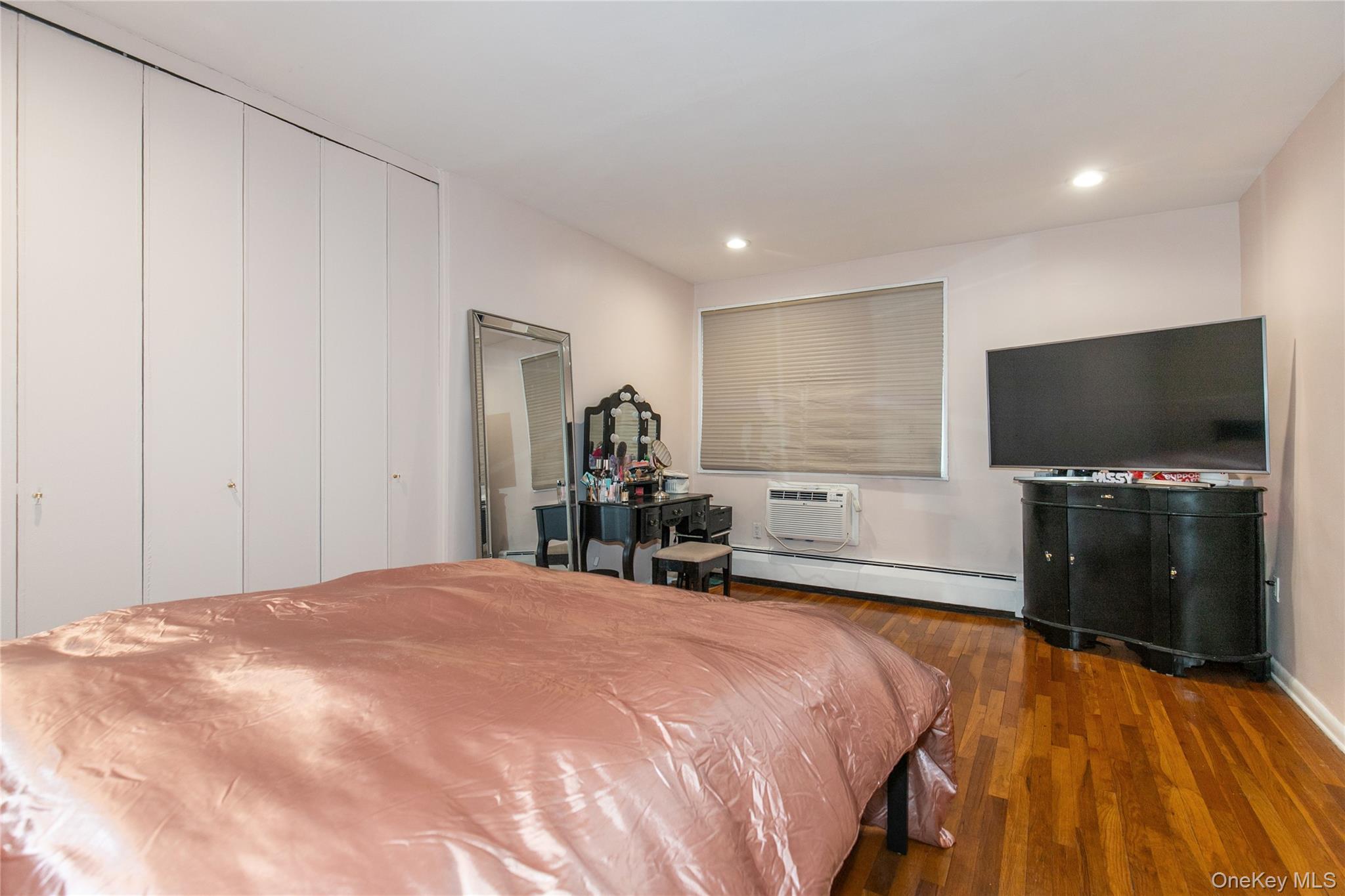 #17 photo, 45 HILLPARK Avenue, Great Neck , NY 11021