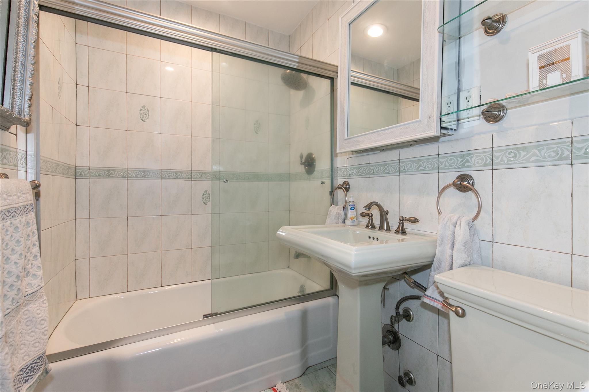 #18 photo, 45 HILLPARK Avenue, Great Neck , NY 11021