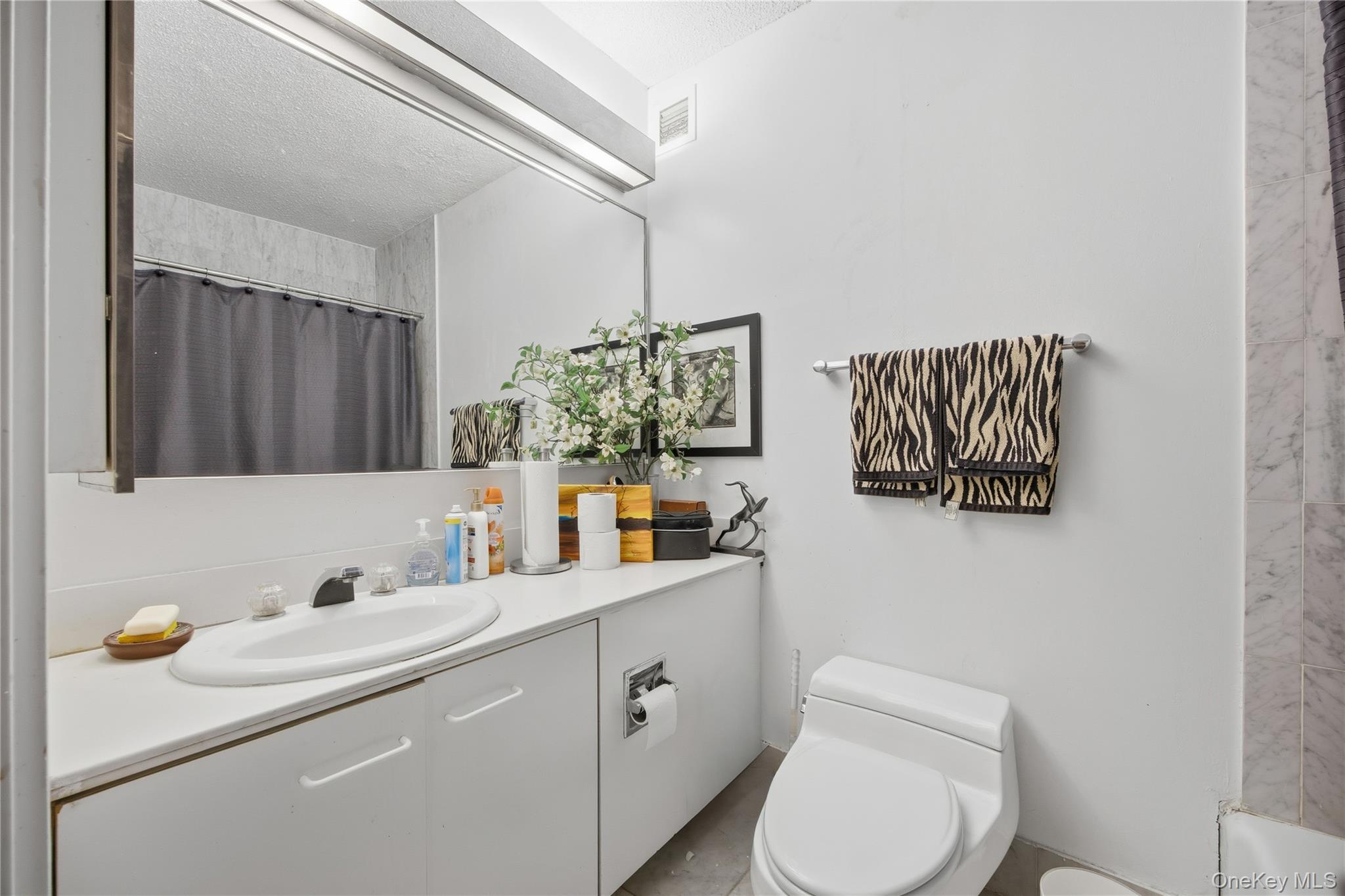 #7 photo, 330 E 38th Street, New York (Manhattan) , NY 10016