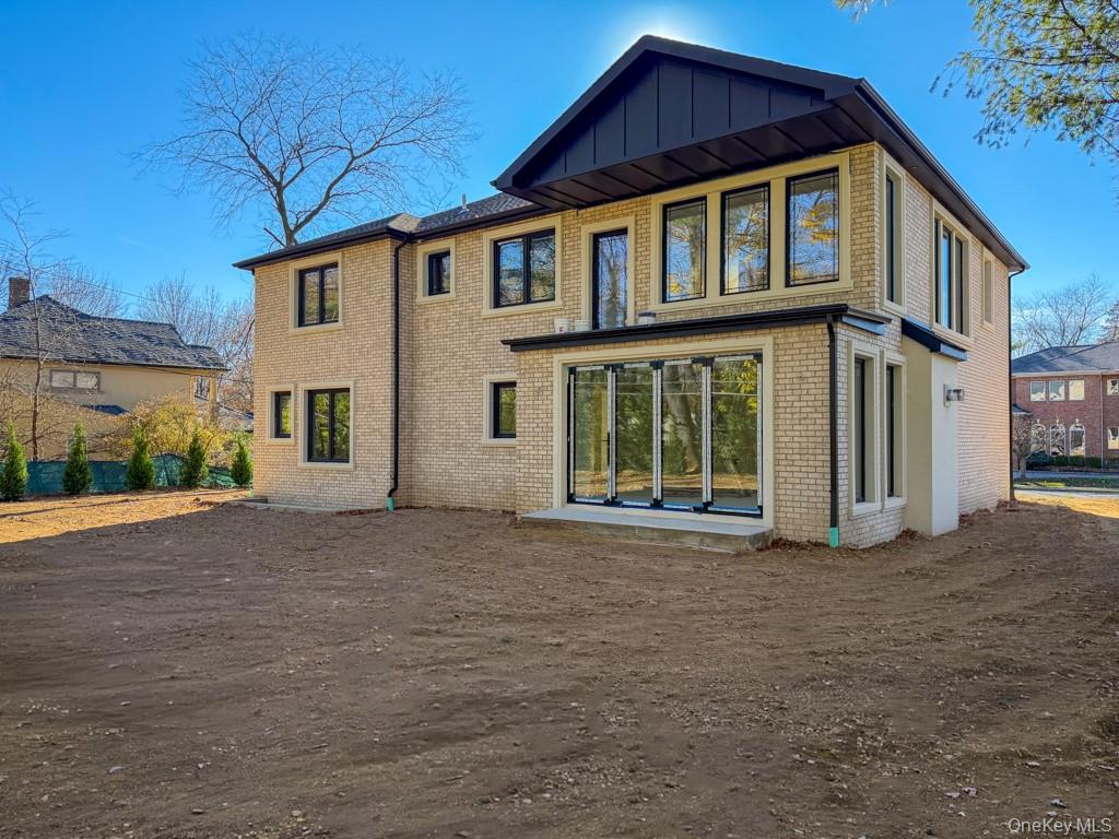 #4 photo, 97 Parkway Drive, Roslyn Heights , NY 11577