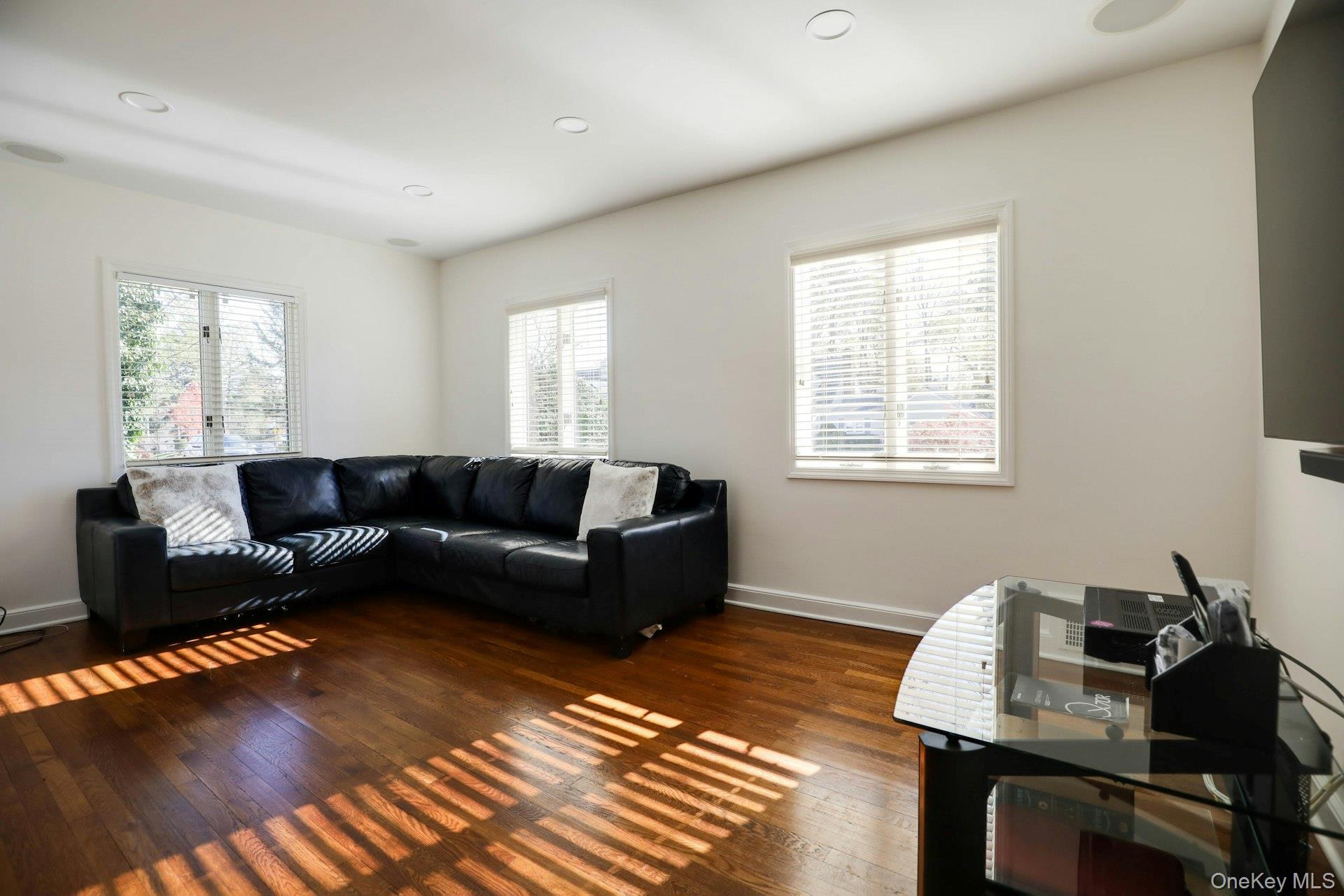 #10 photo, 81 Round Hill Road, East Hills , NY 11577