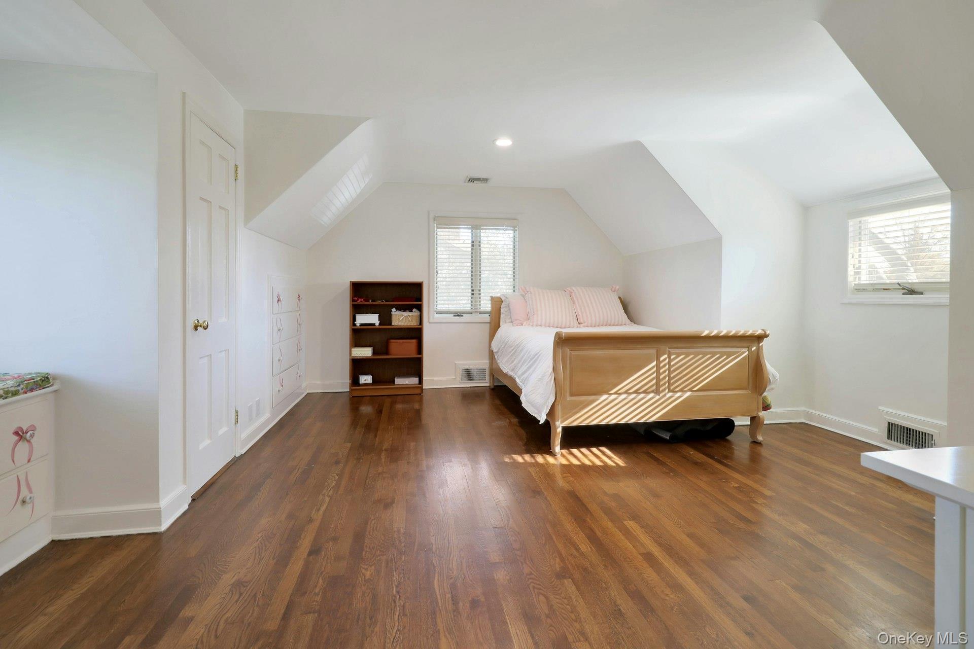 #15 photo, 81 Round Hill Road, East Hills , NY 11577