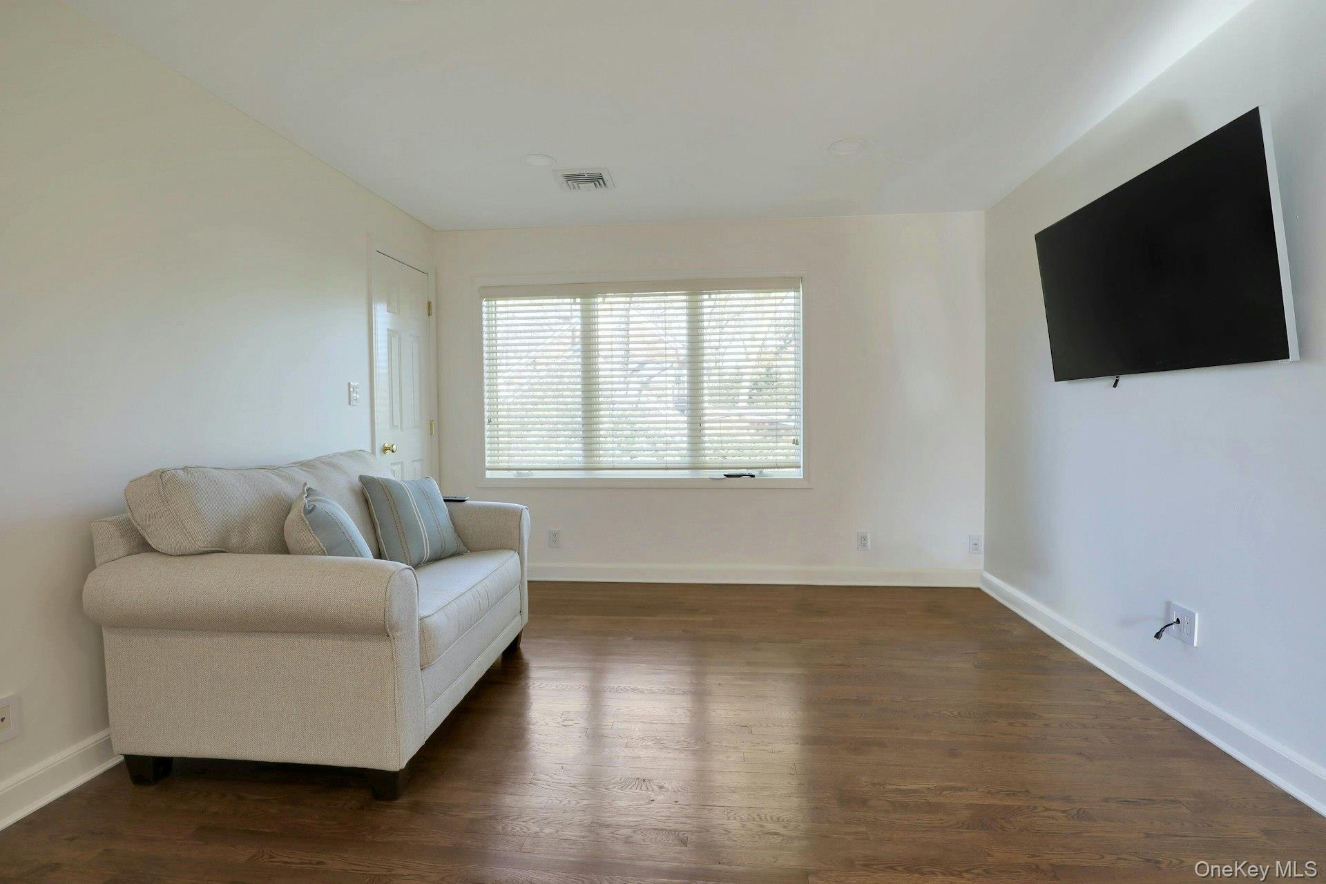 #16 photo, 81 Round Hill Road, East Hills , NY 11577