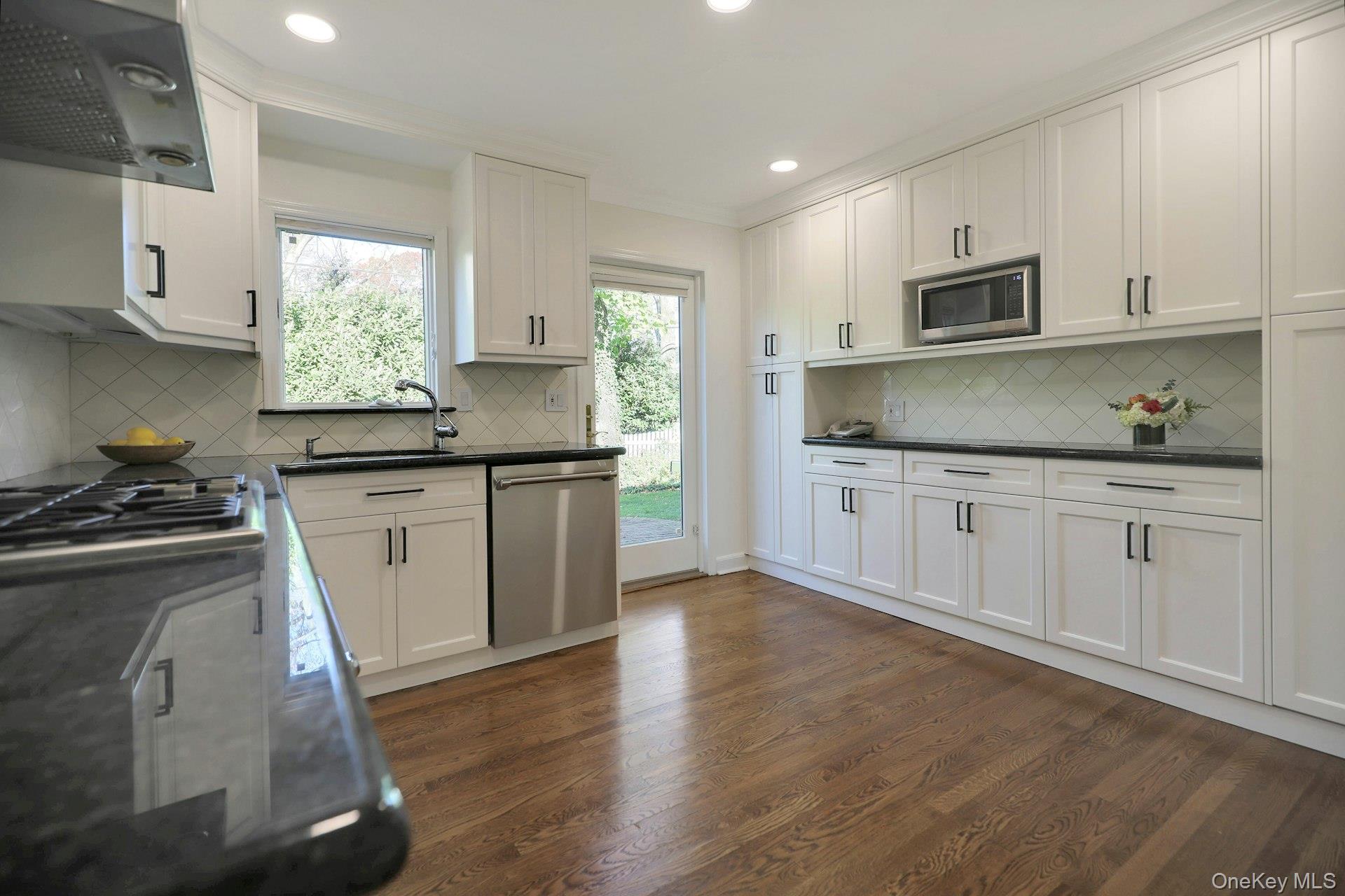 #8 photo, 81 Round Hill Road, East Hills , NY 11577