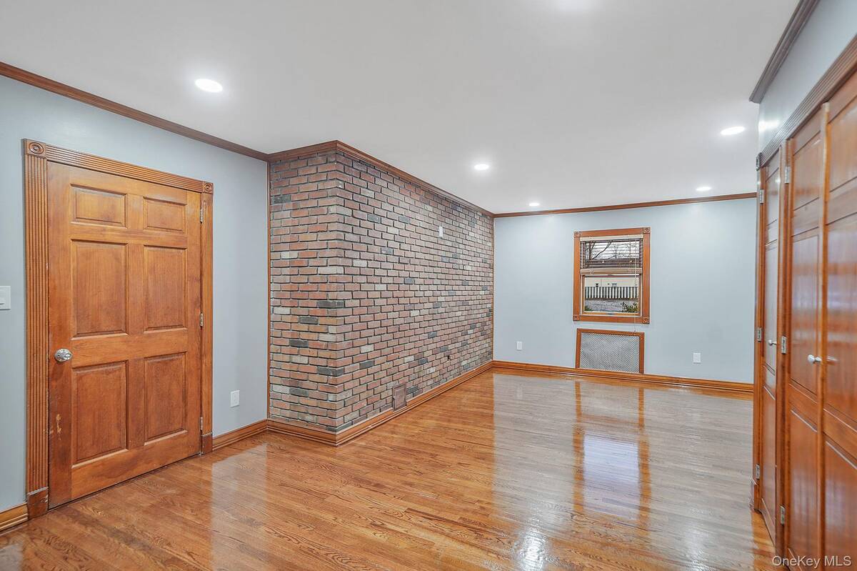 #11 photo, 1 Holbrook Street, Bay Shore , NY 11706