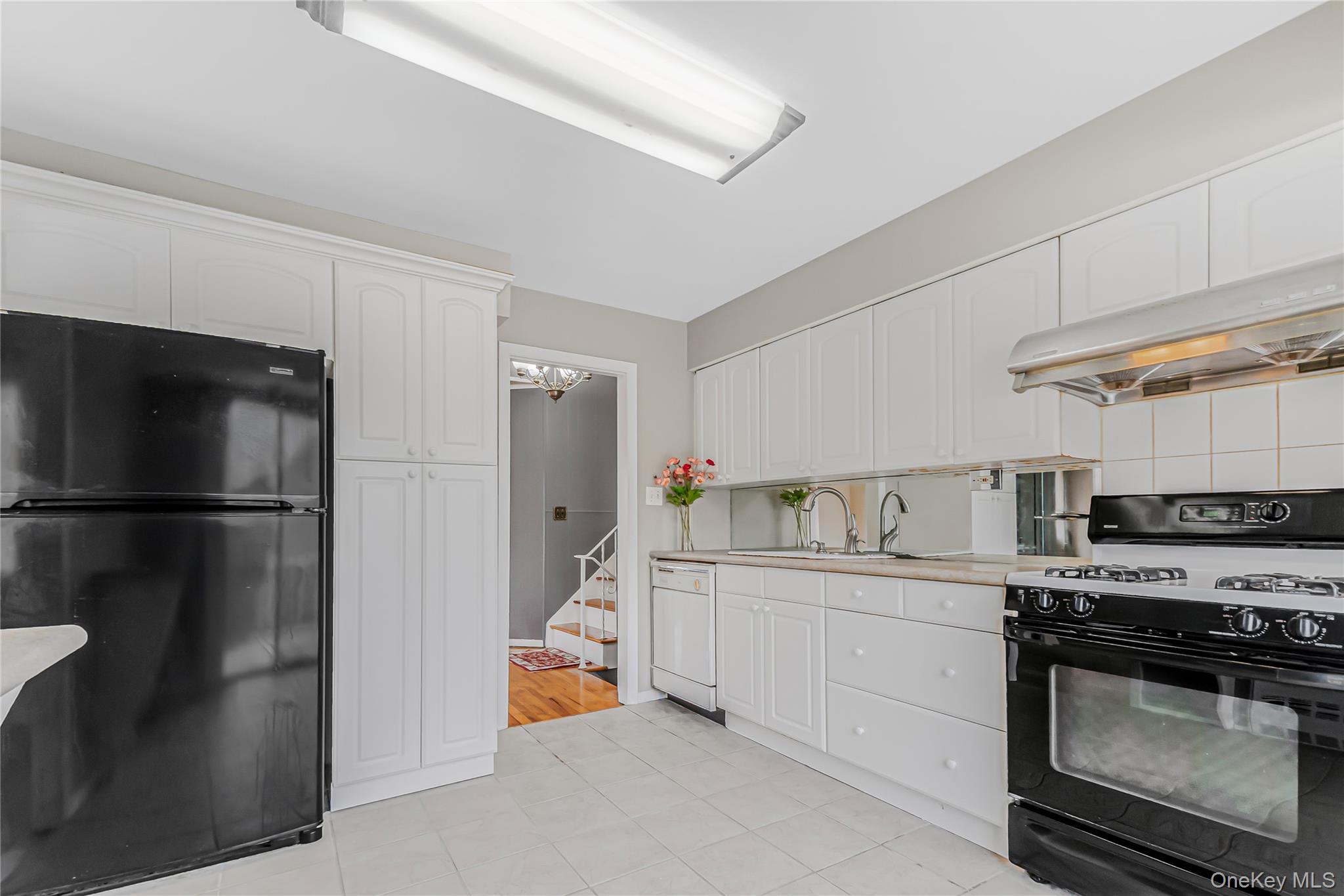 #16 photo, 2 Deer Path Lane, Syosset , NY 11791