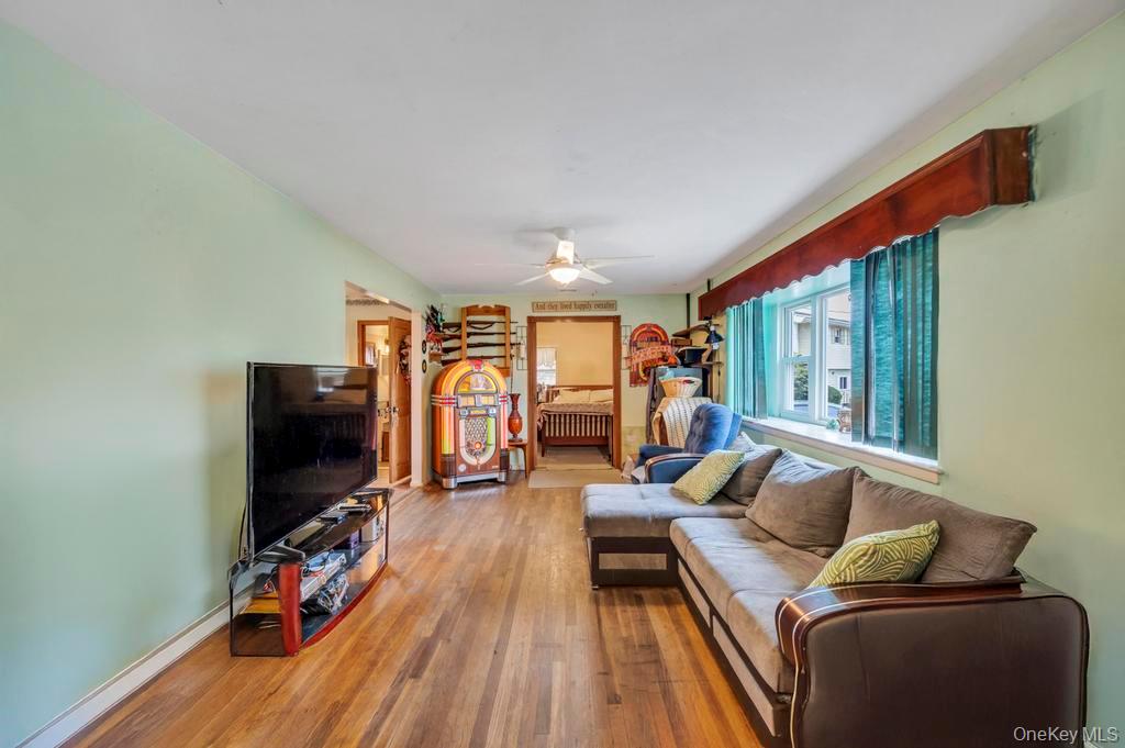 #4 photo, 14 Urn Court, Brentwood , NY 11717