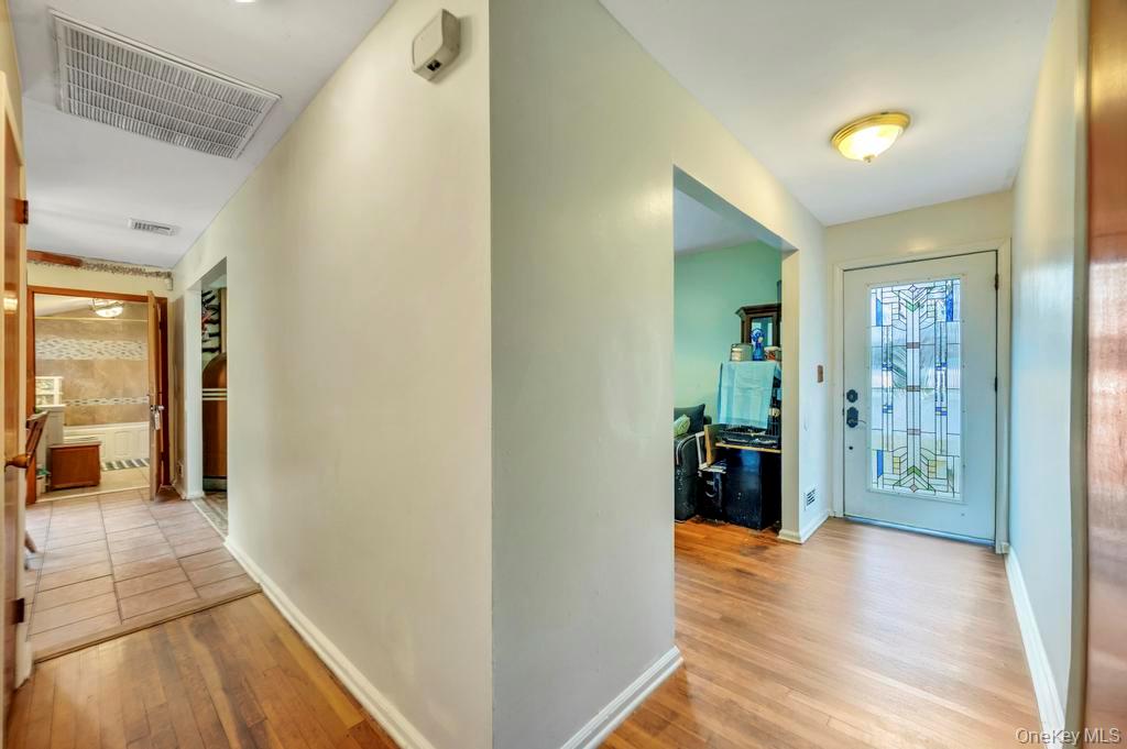 #5 photo, 14 Urn Court, Brentwood , NY 11717