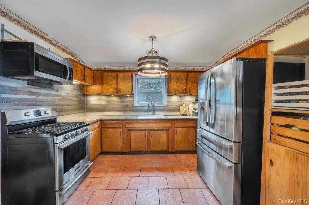 #6 photo, 14 Urn Court, Brentwood , NY 11717