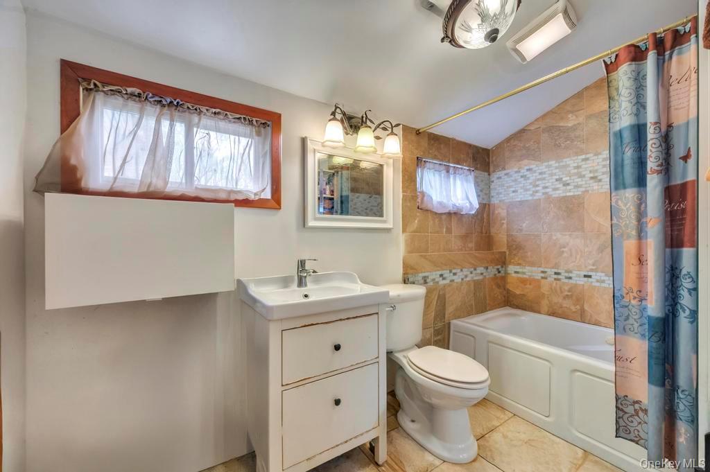 #8 photo, 14 Urn Court, Brentwood , NY 11717