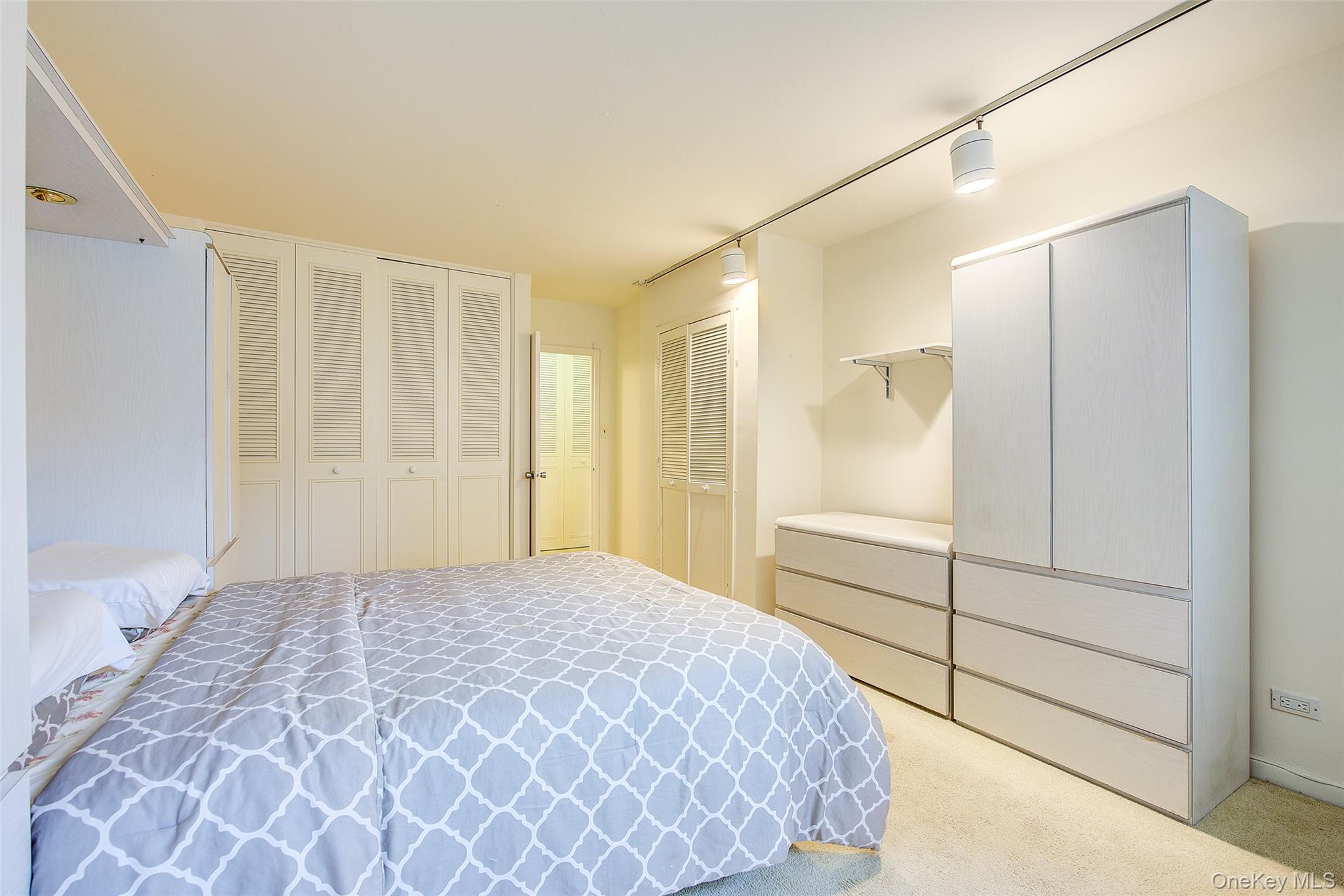 #12 photo, 66-36 Yellowstone Boulevard, Forest Hills , NY 11375