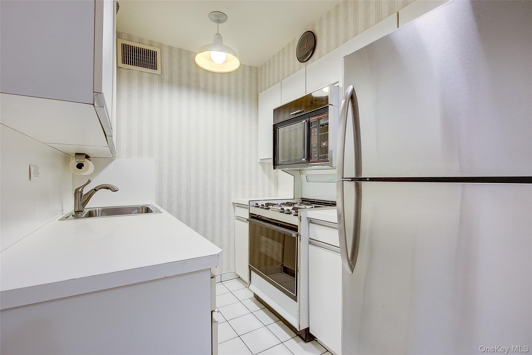 #9 photo, 66-36 Yellowstone Boulevard, Forest Hills , NY 11375