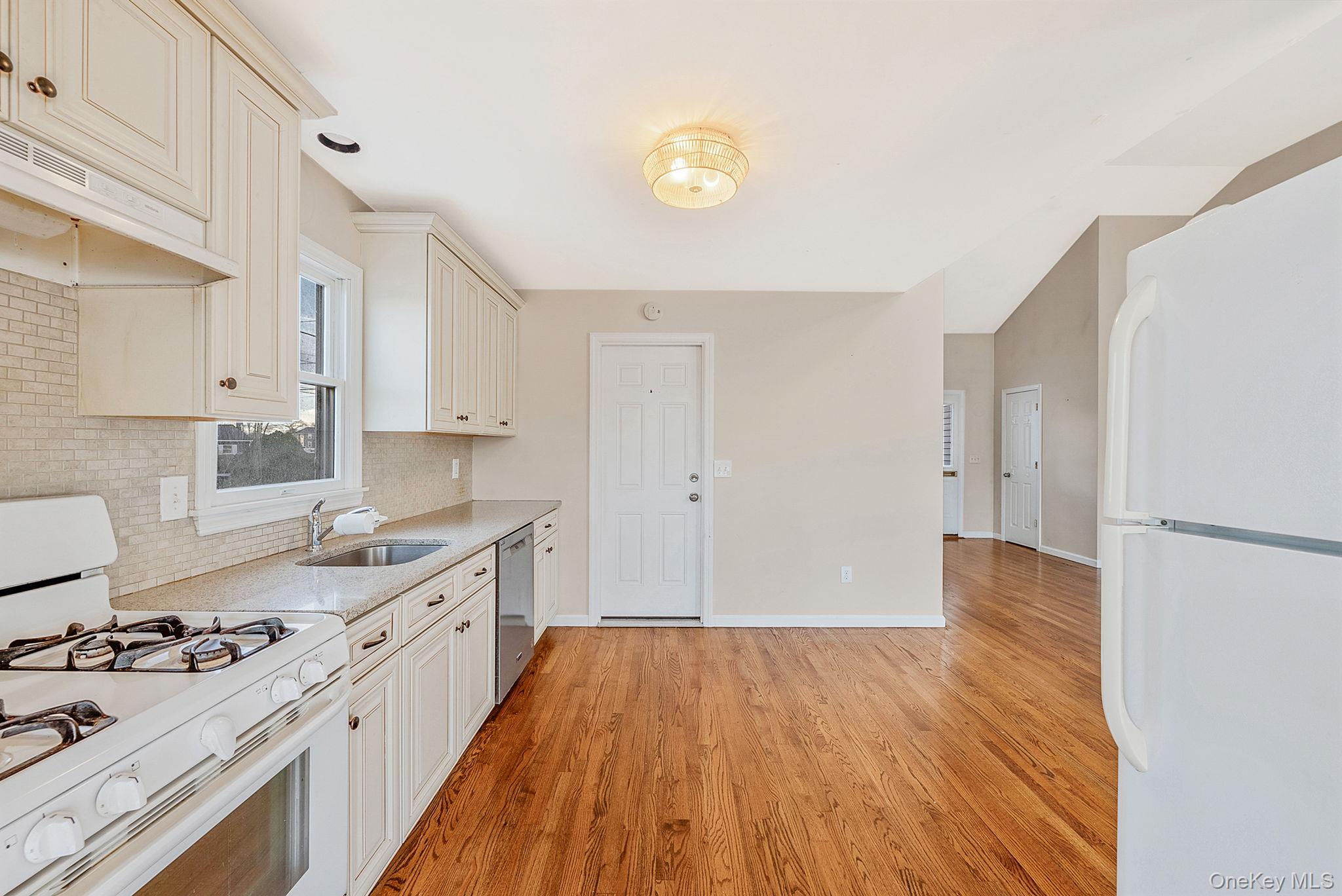 #15 photo, 38 Berger Avenue, سوفولك Amityville , NY 11701