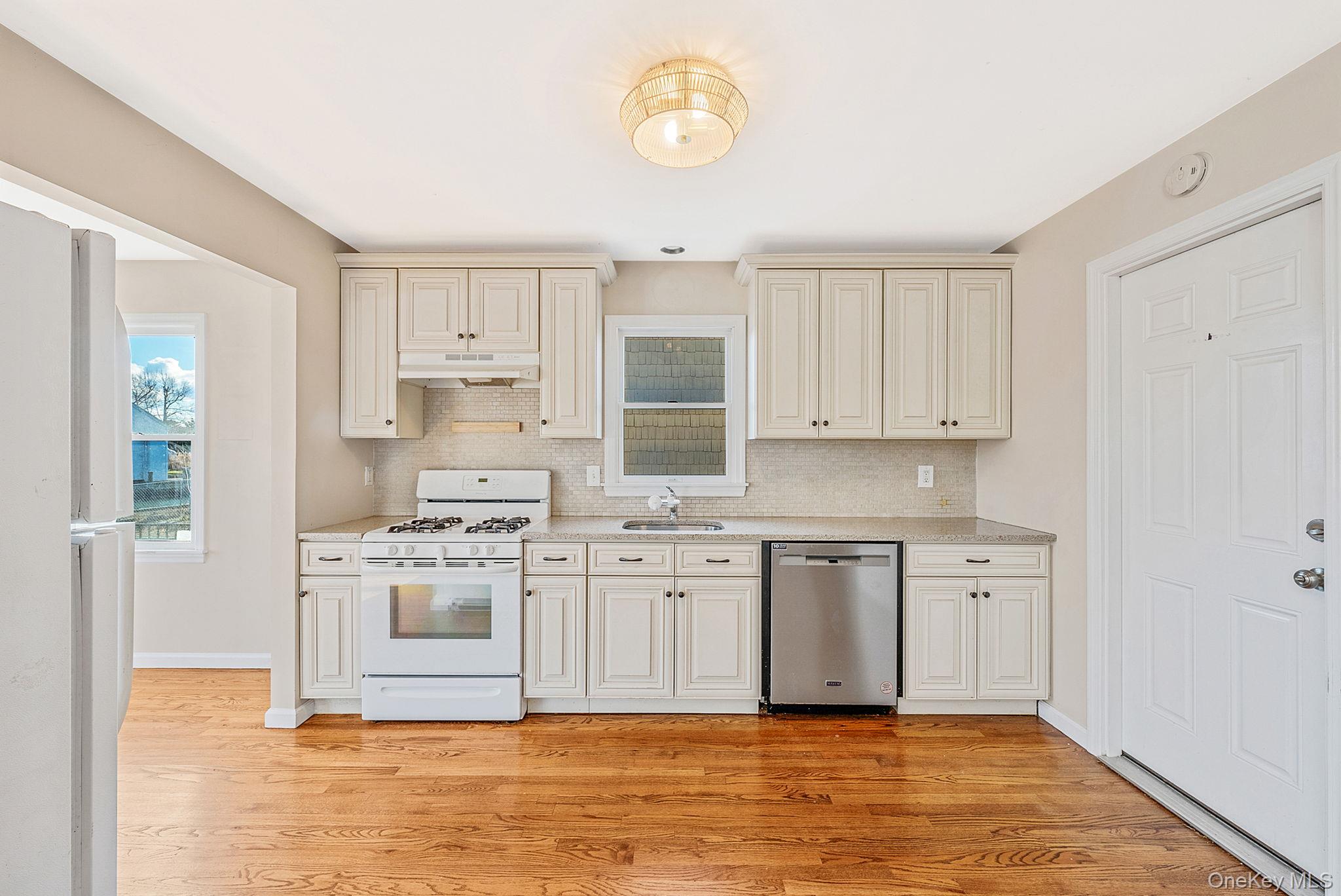 #16 photo, 38 Berger Avenue, سوفولك Amityville , NY 11701