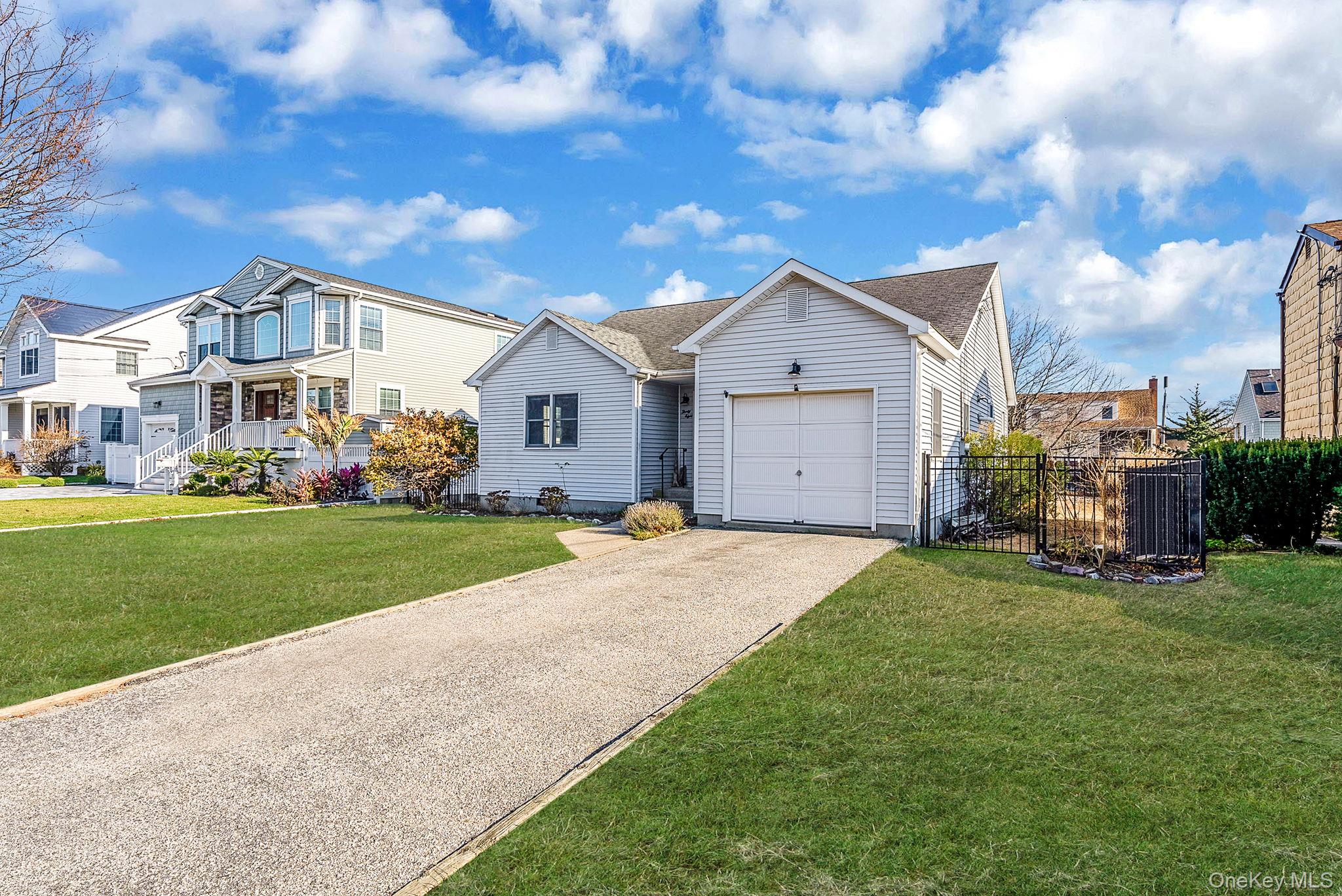 #3 photo, 38 Berger Avenue, سوفولك Amityville , NY 11701